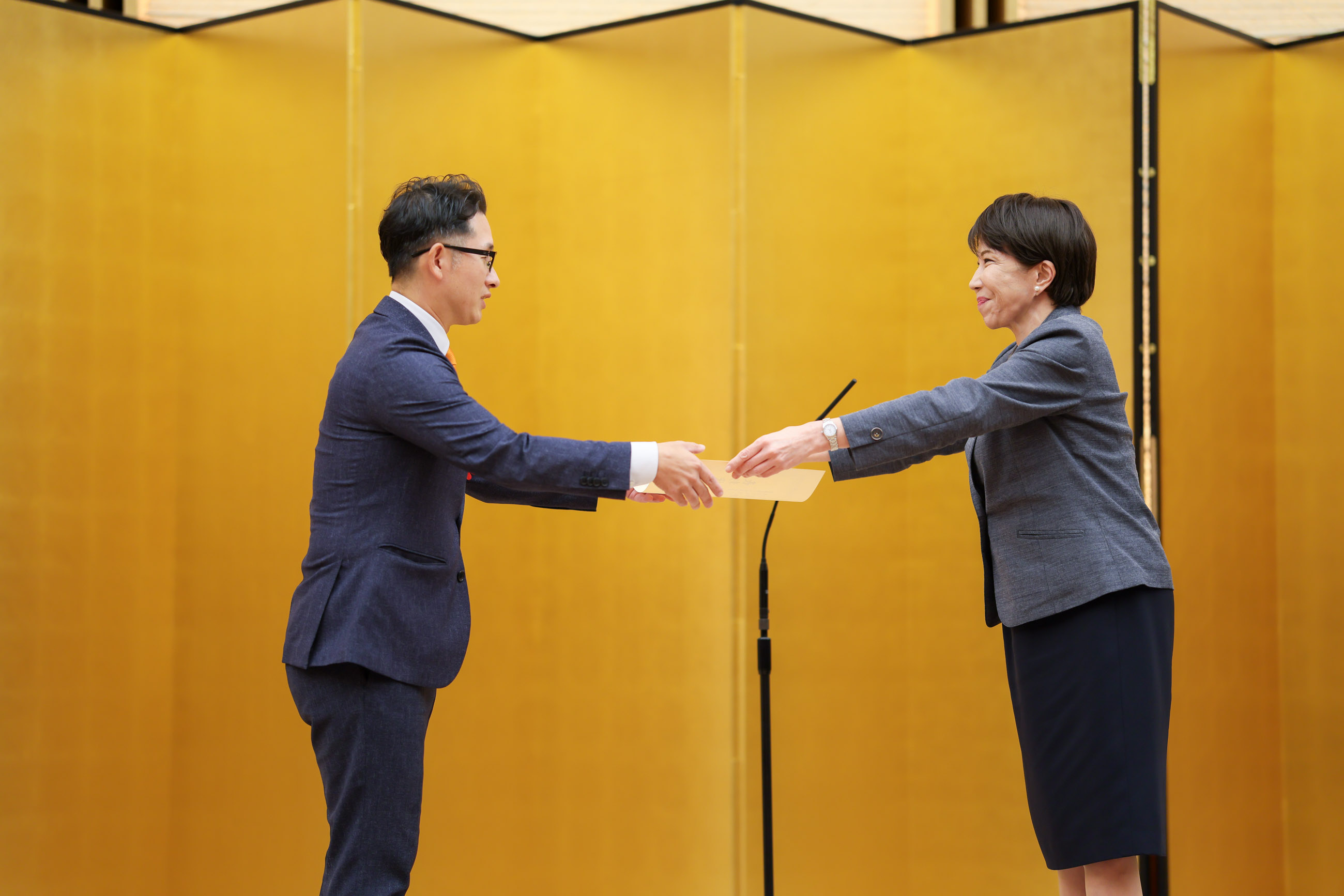 内閣総理大臣賞を授与する高市総理１