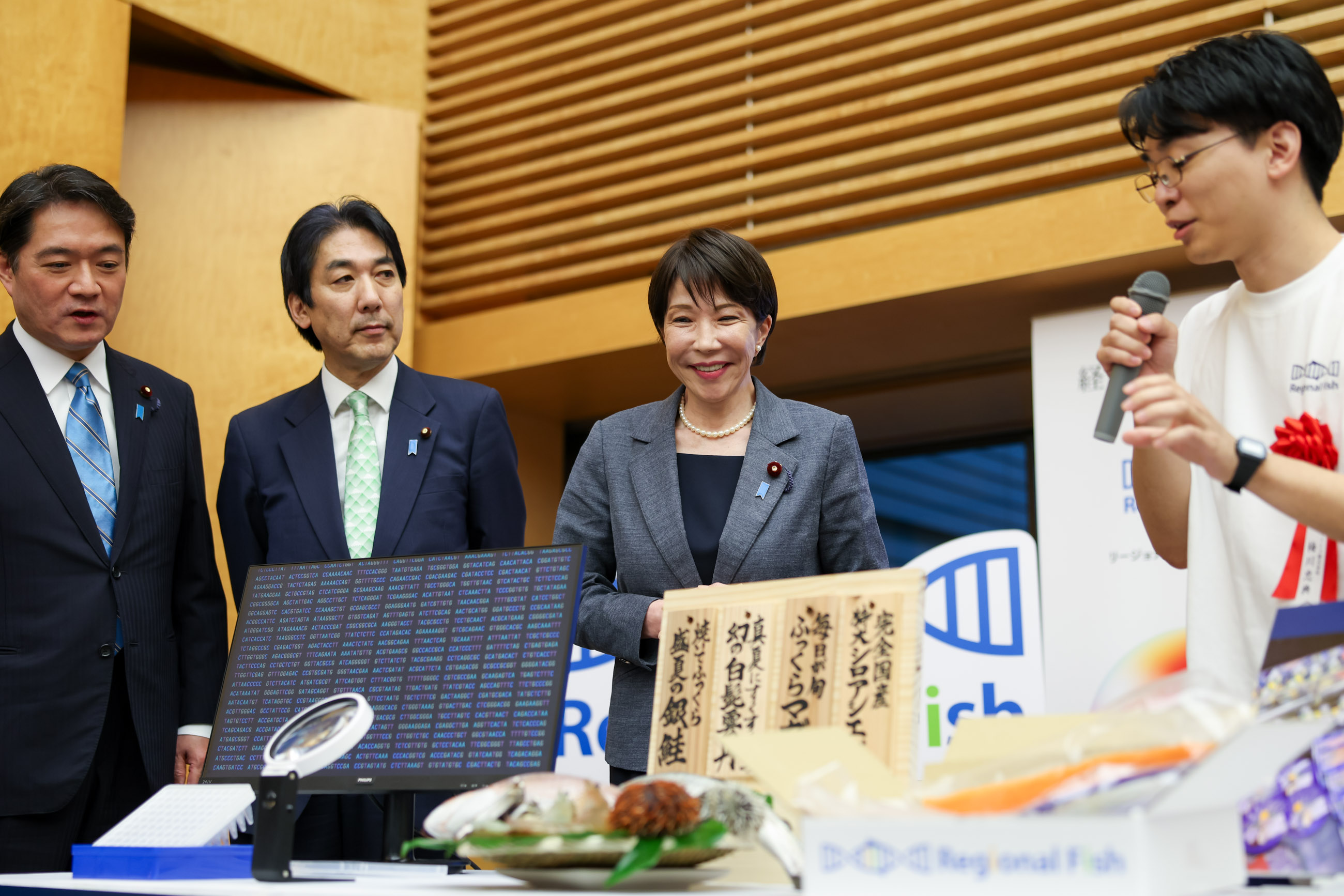 受賞者の展示ブースを観覧する高市総理１