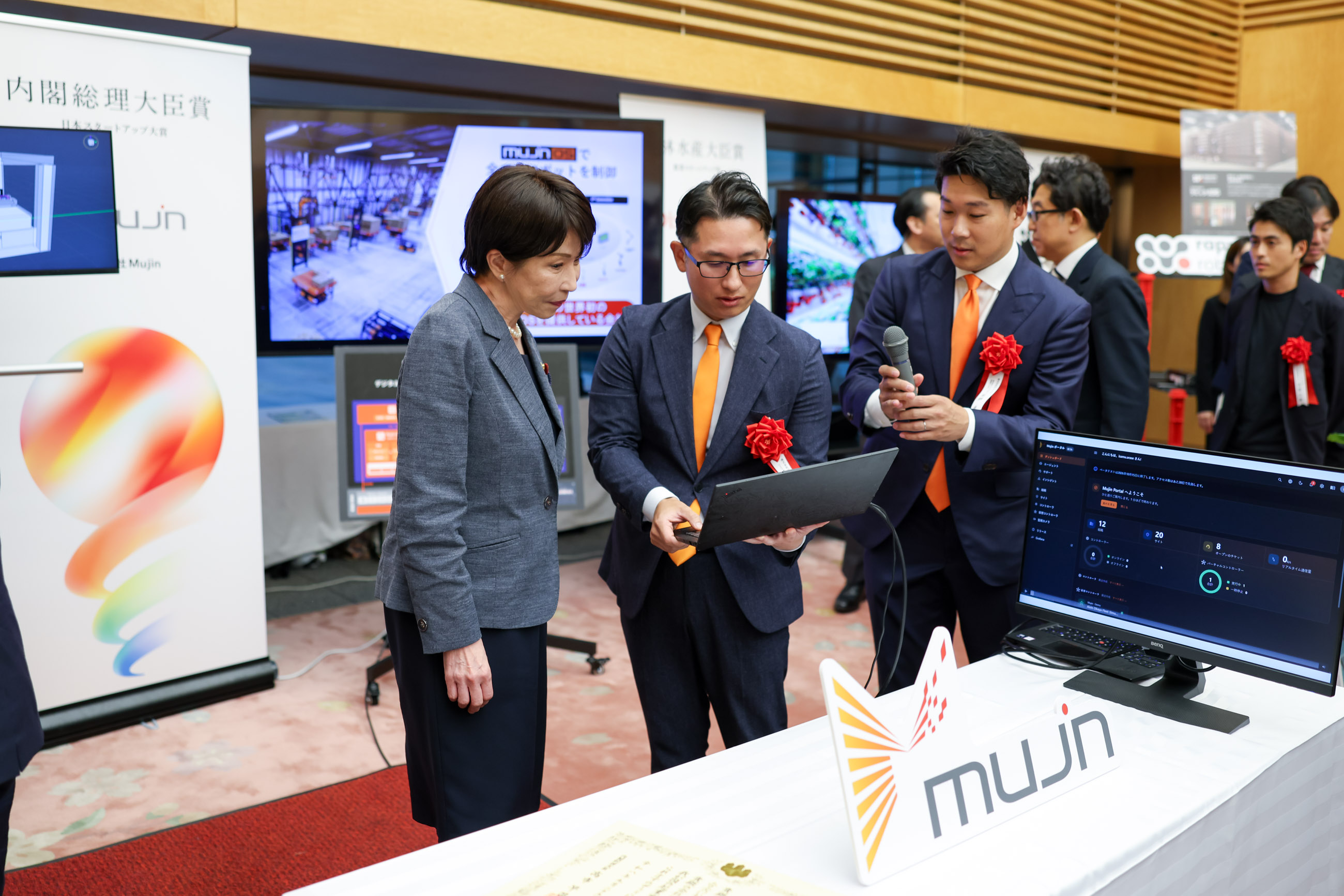 受賞者の展示ブースを観覧する高市総理２