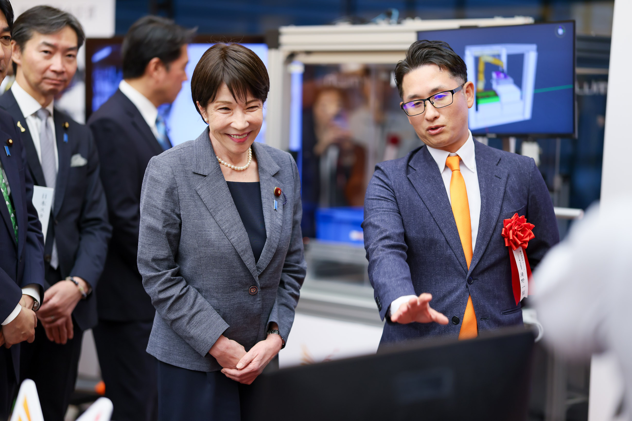 受賞者の展示ブースを観覧する高市総理３