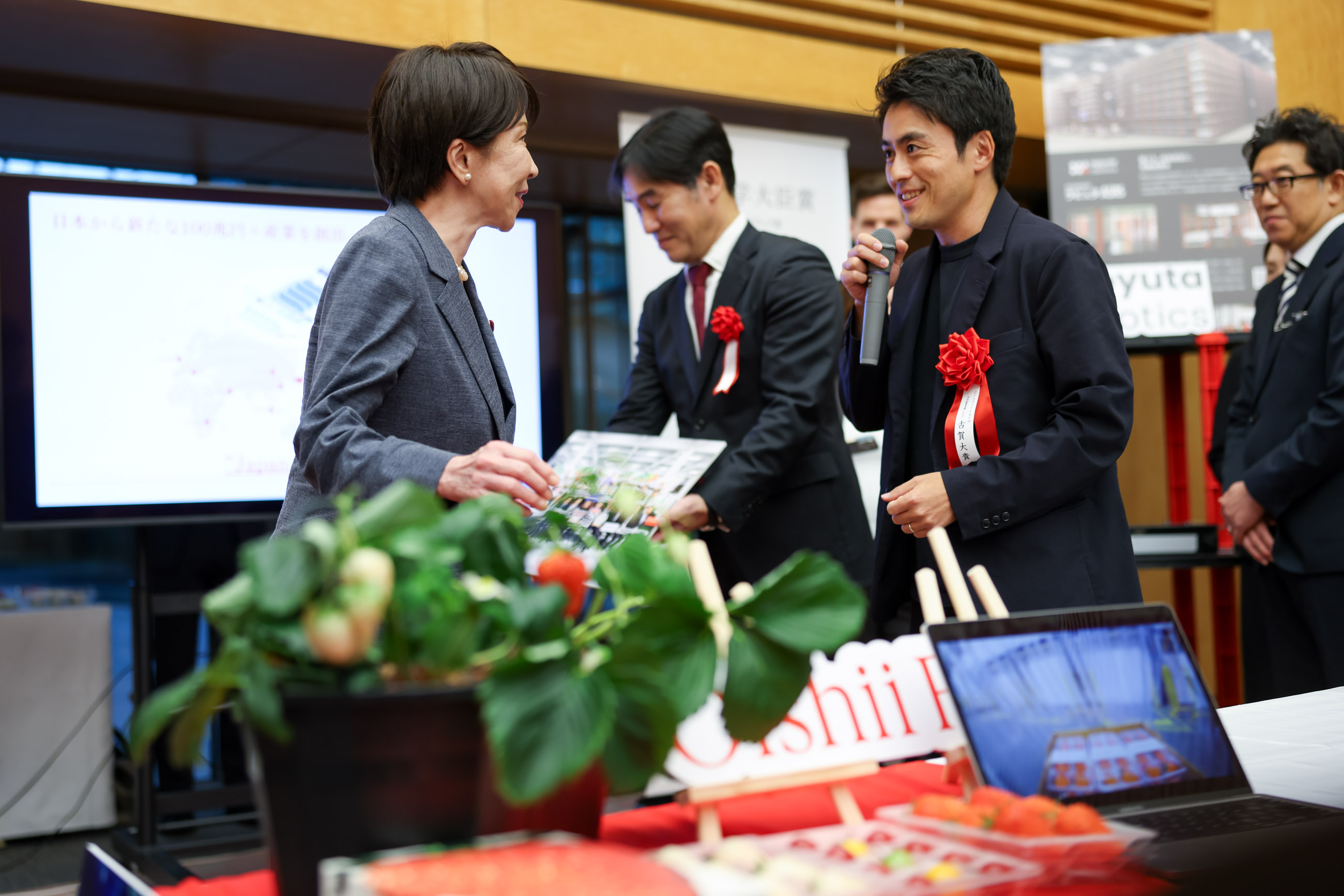 受賞者の展示ブースを観覧する高市総理４