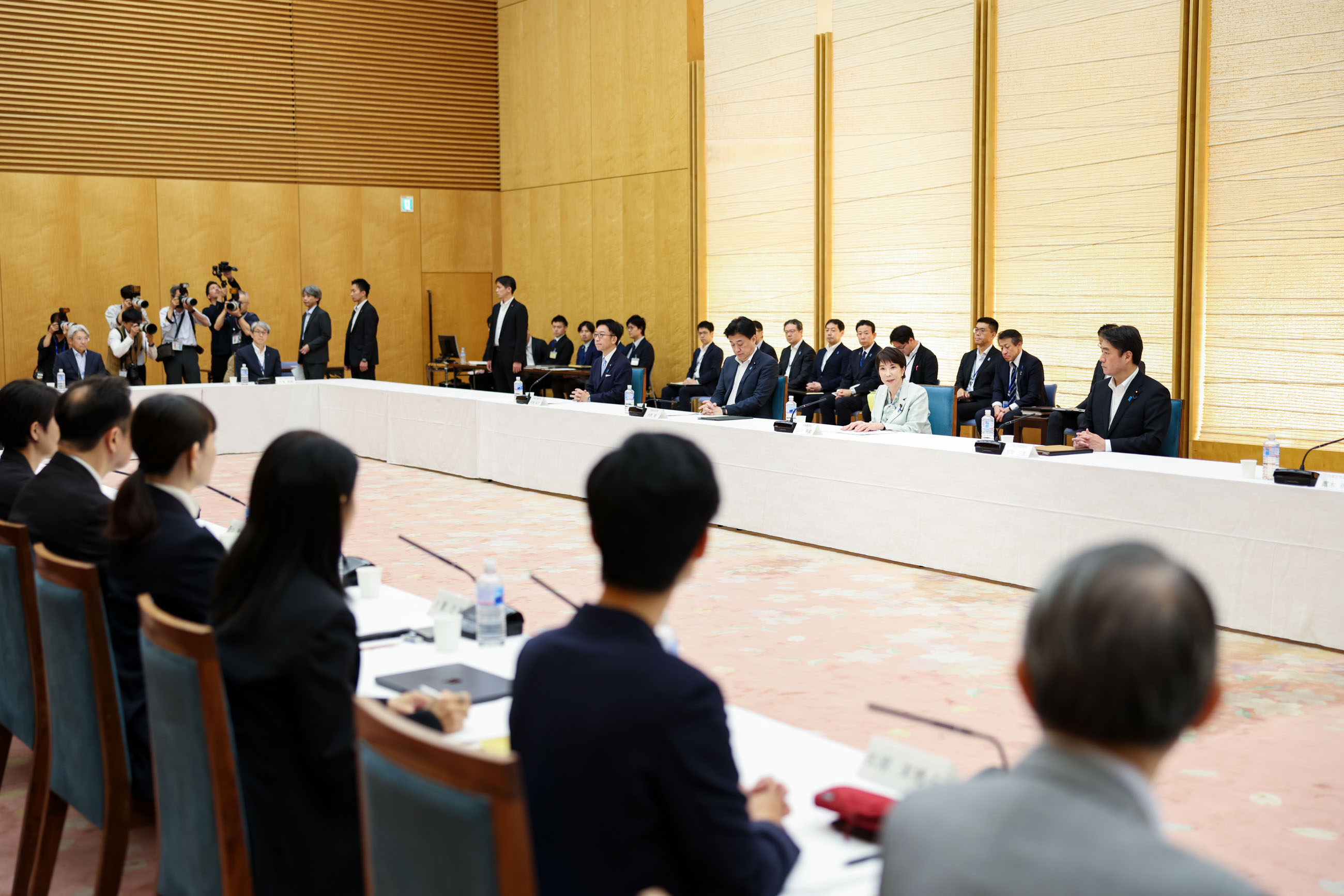 会議のまとめを行う高市総理３