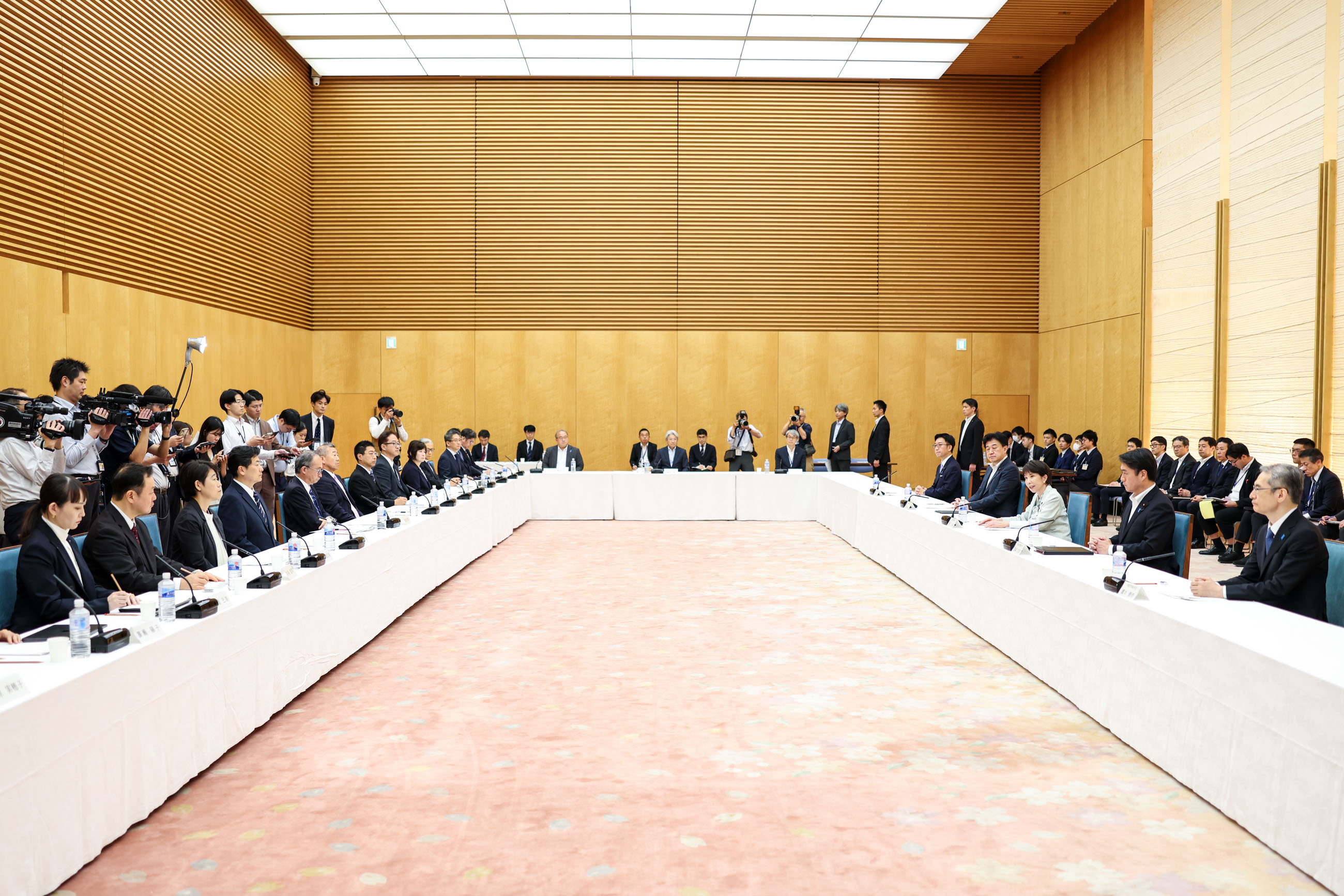 会議のまとめを行う高市総理４