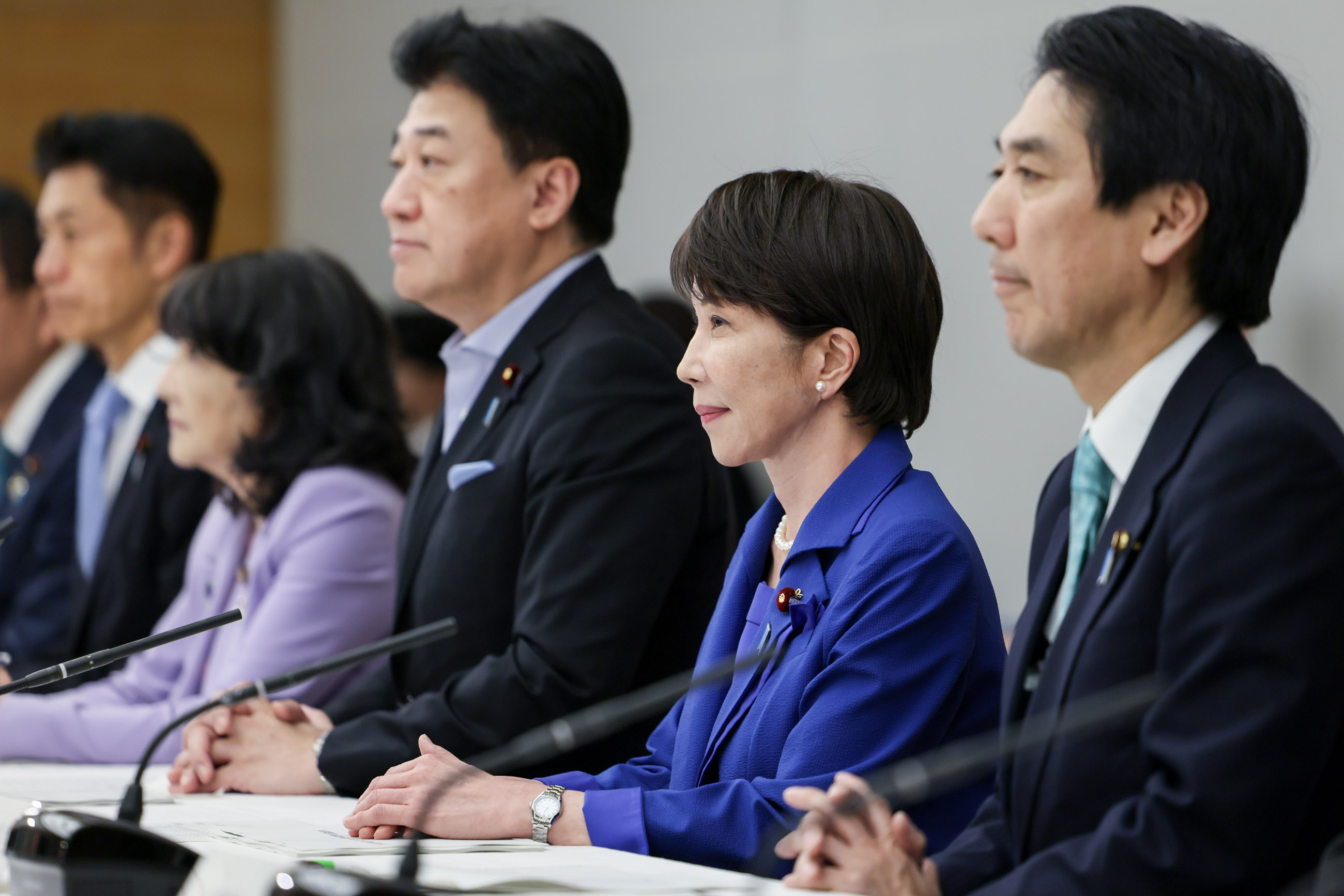 会議に臨む高市総理１