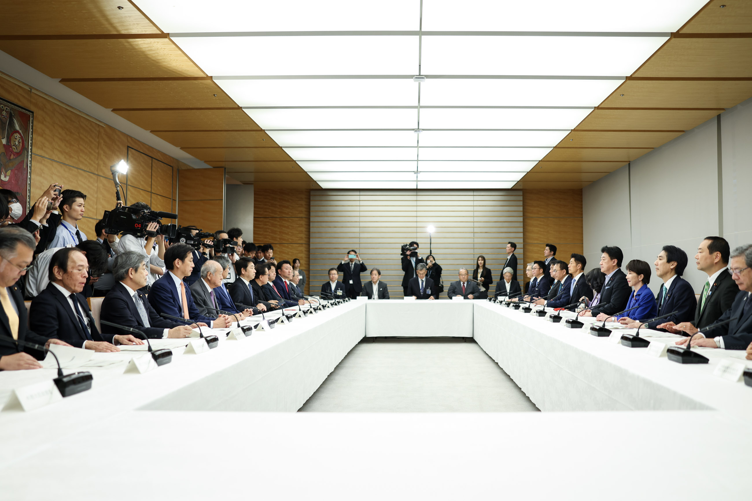会議に臨む高市総理２