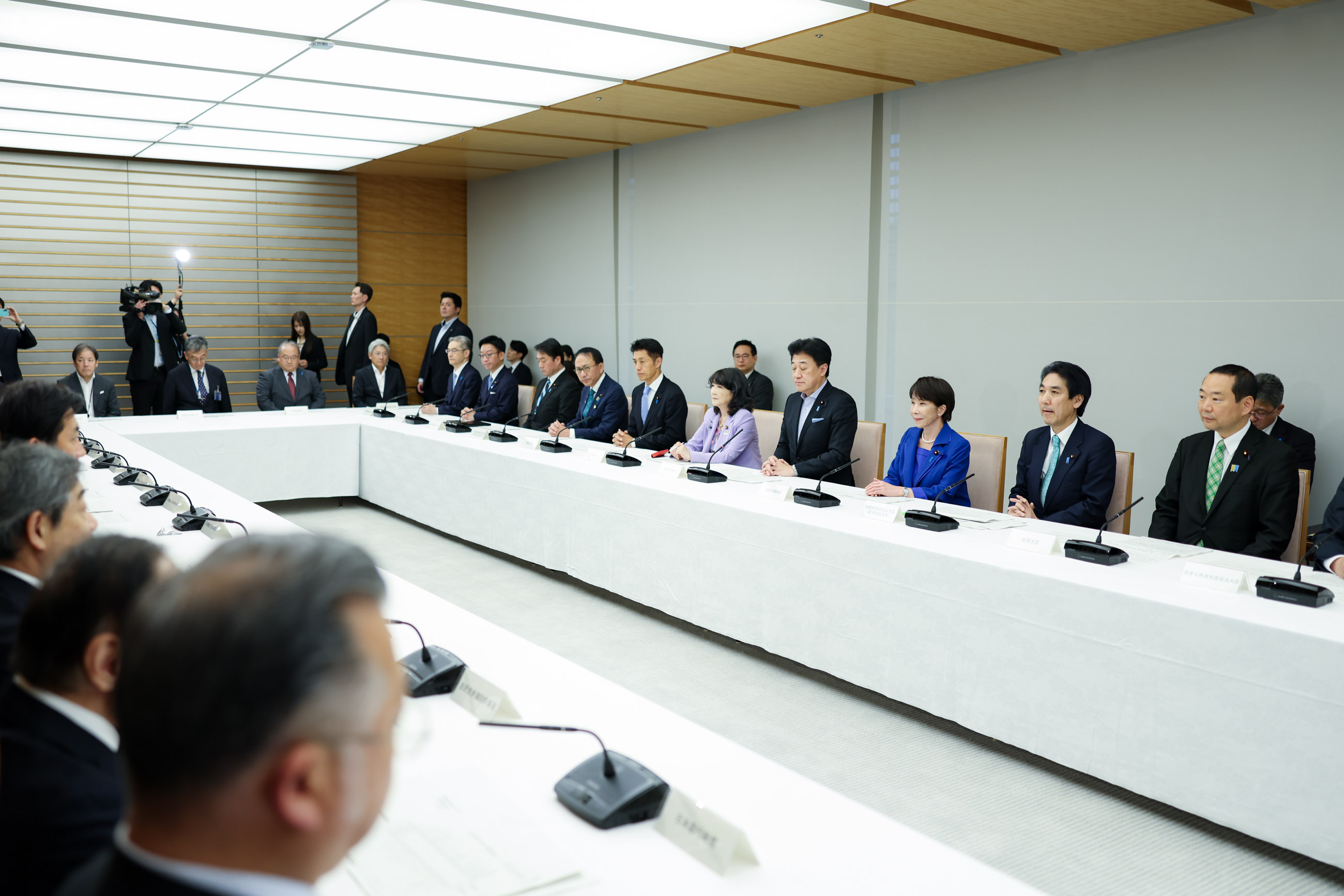 会議に臨む高市総理３