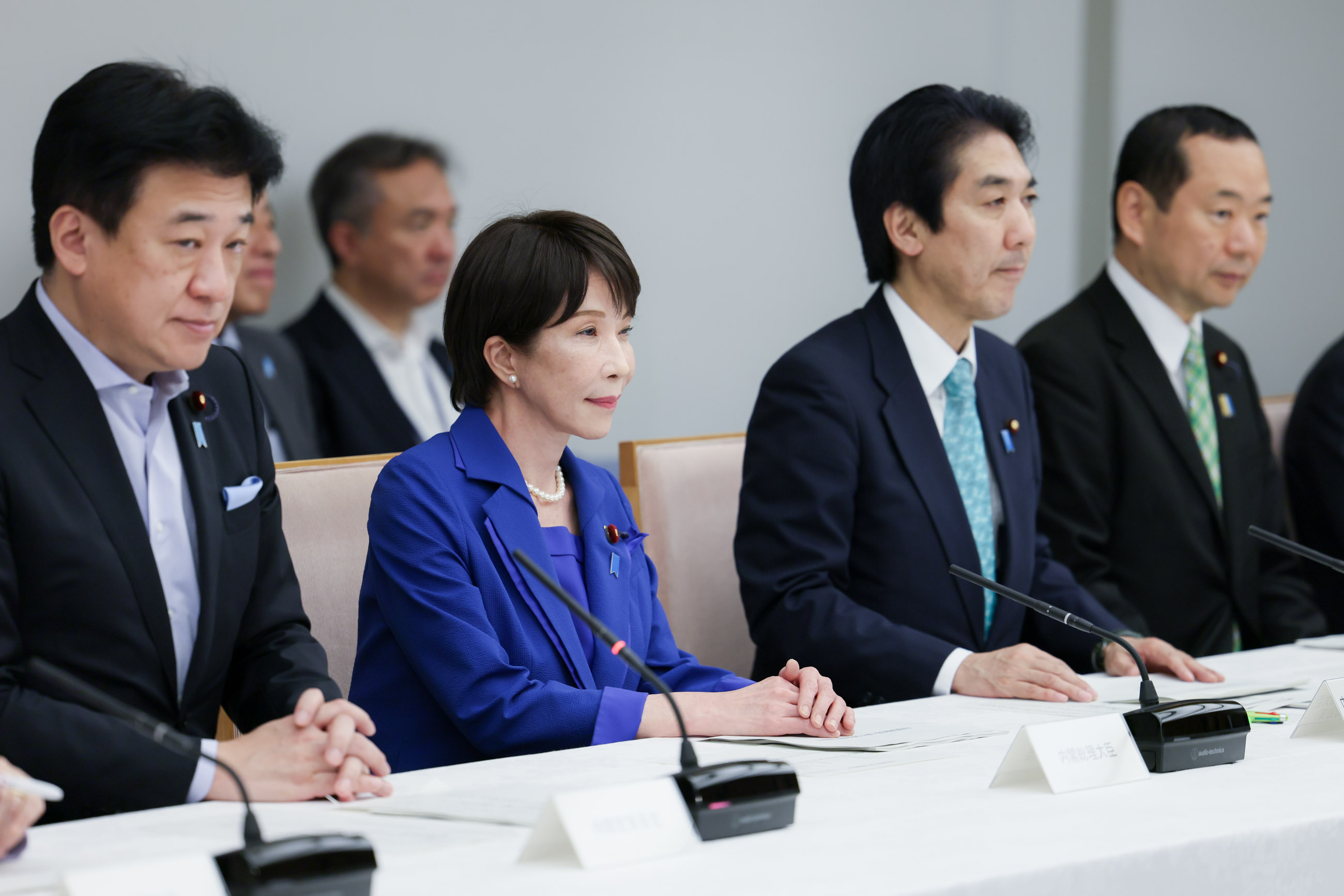会議に臨む高市総理４