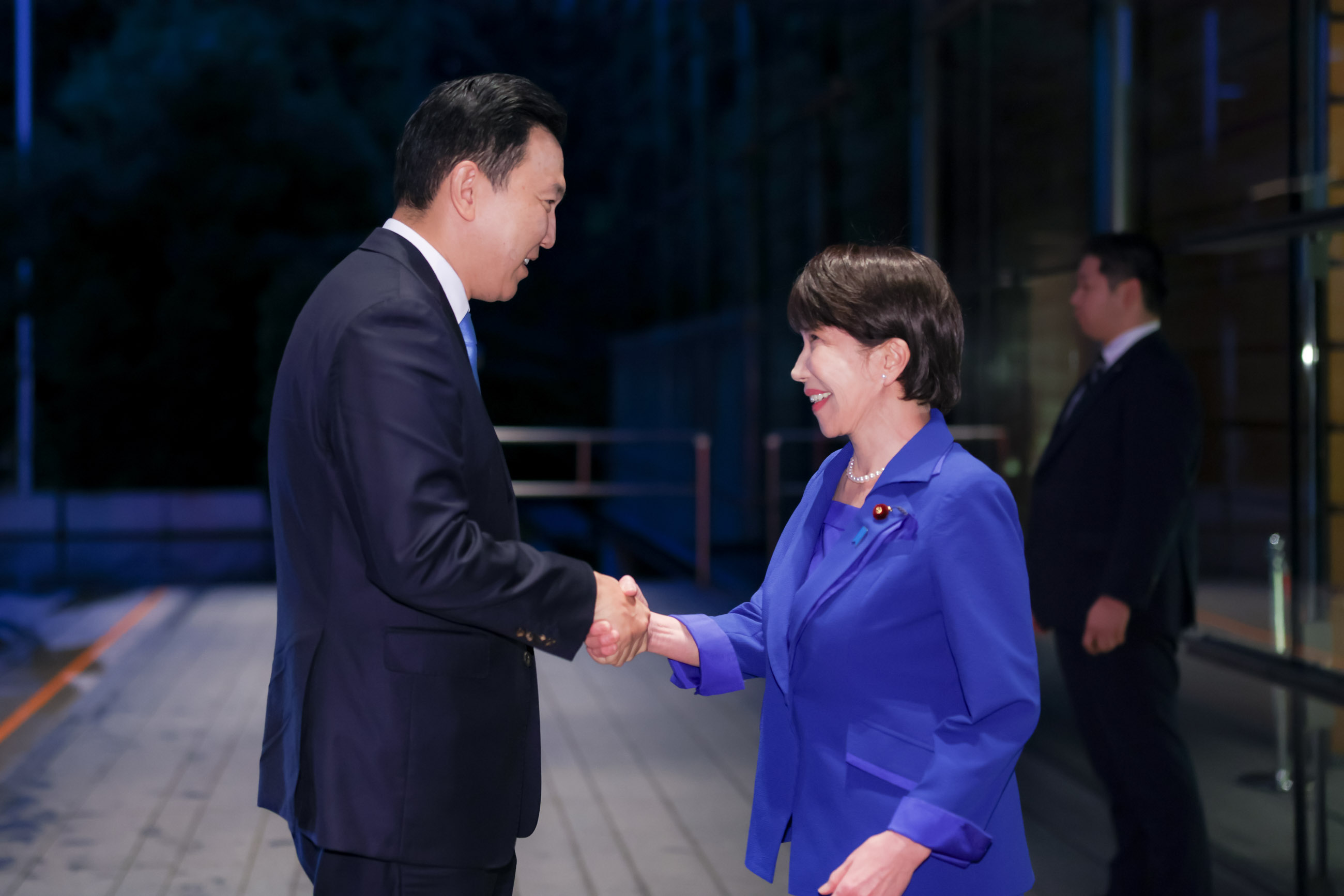 オチラル首相を出迎える高市総理