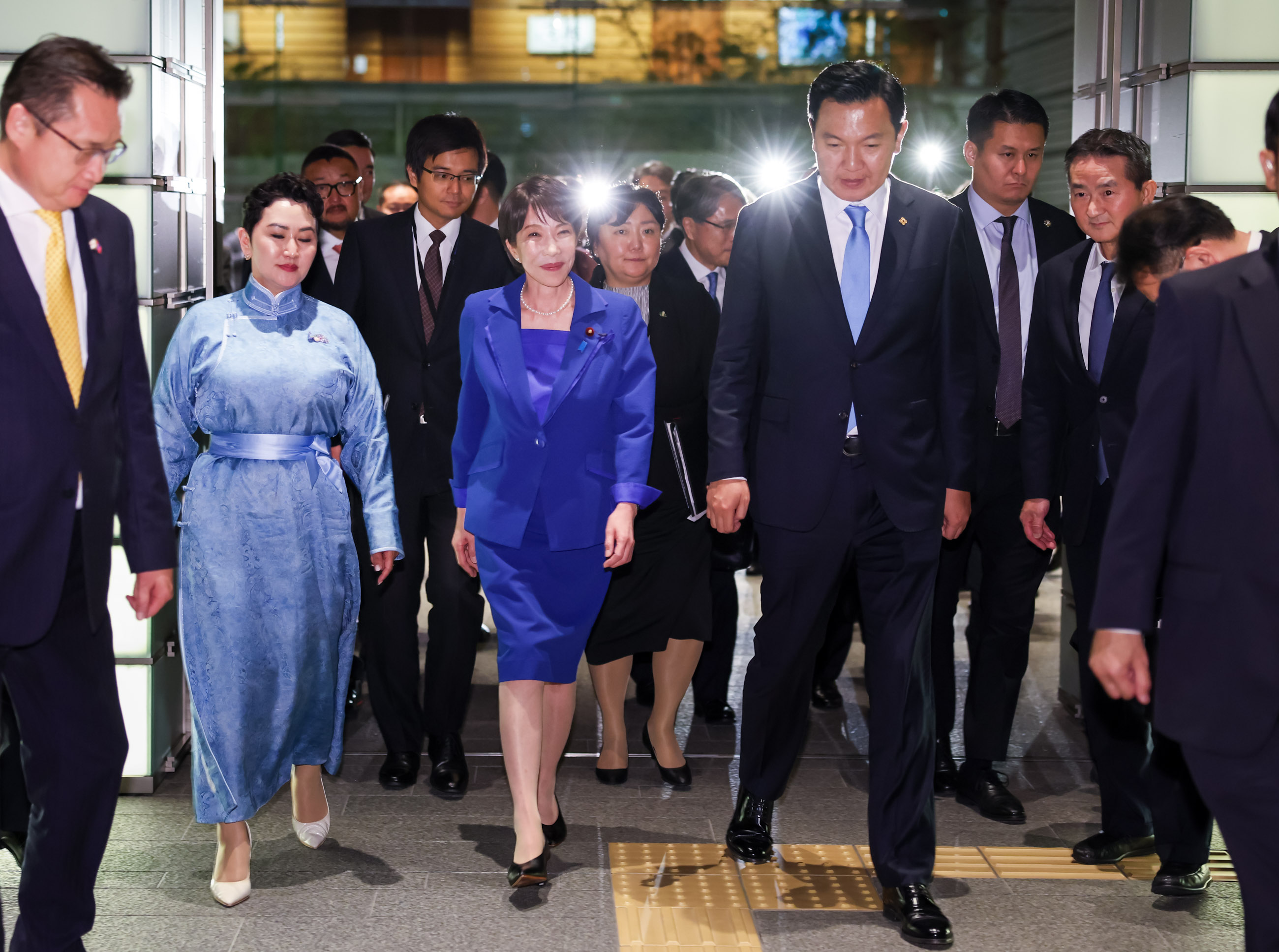 オチラル首相を見送る高市総理１