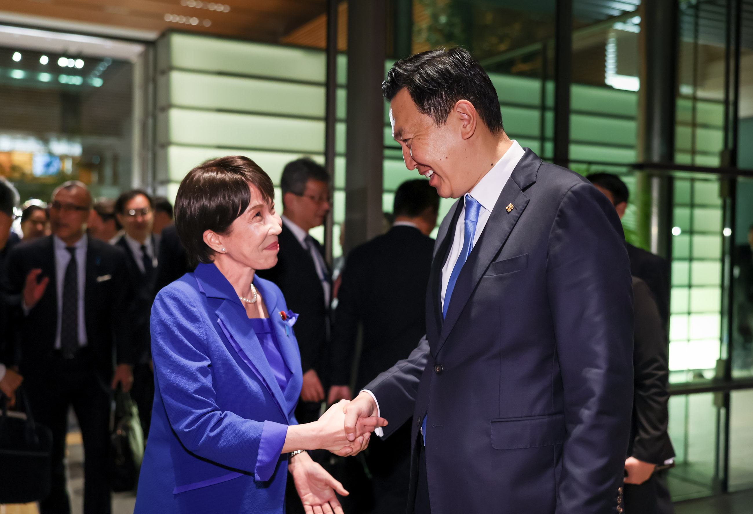 オチラル首相を見送る高市総理２