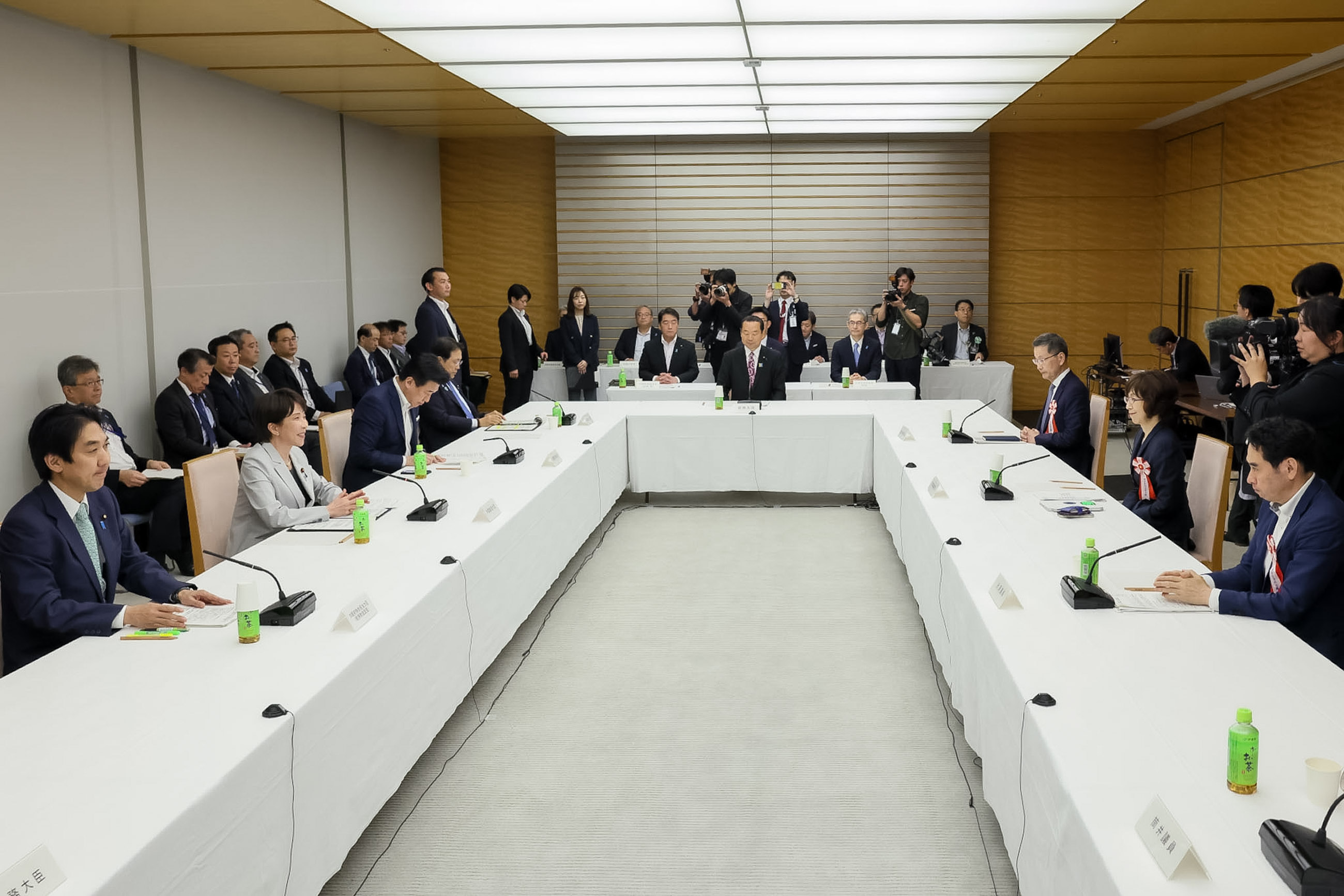 会議のまとめを行う高市総理２