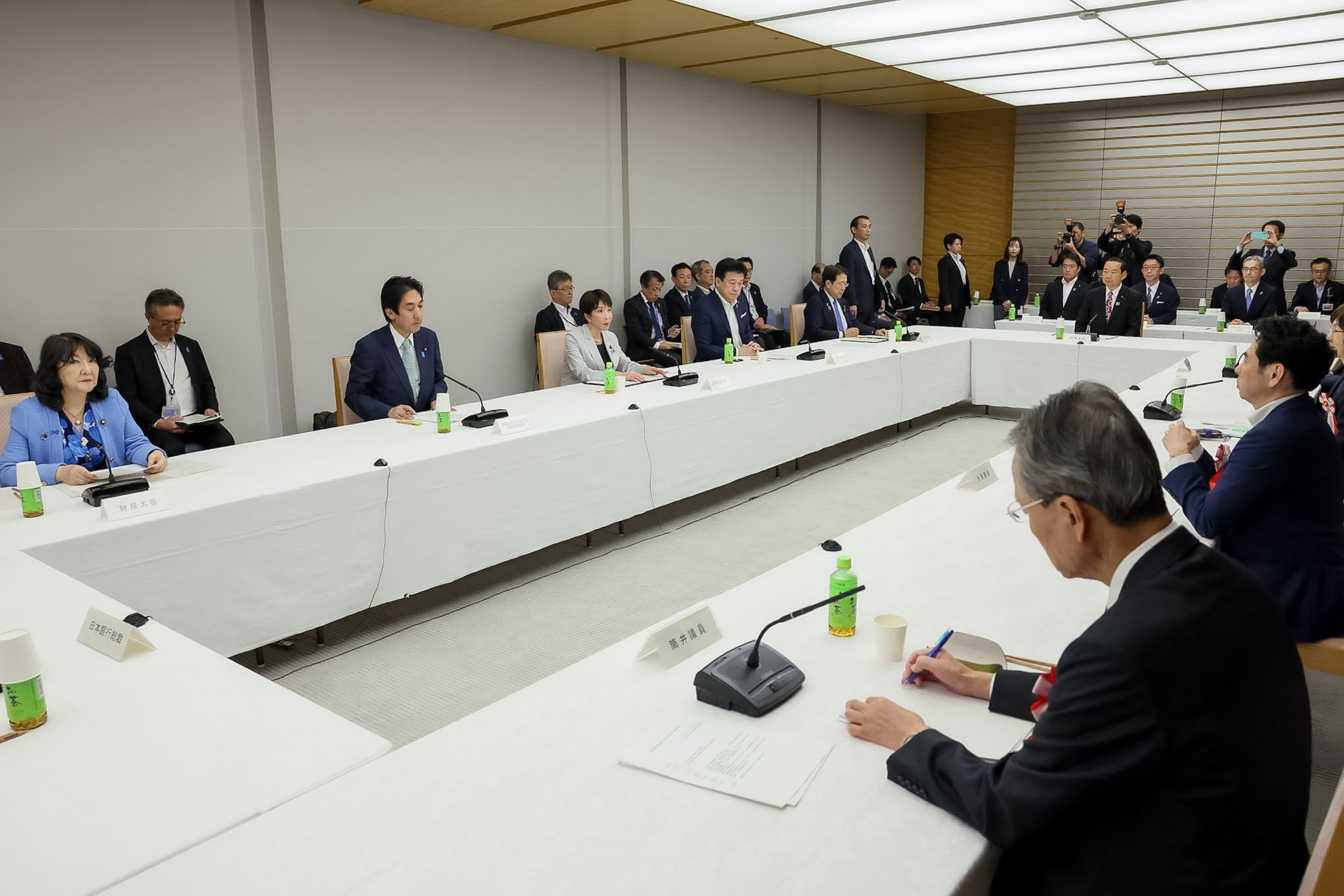 会議のまとめを行う高市総理３