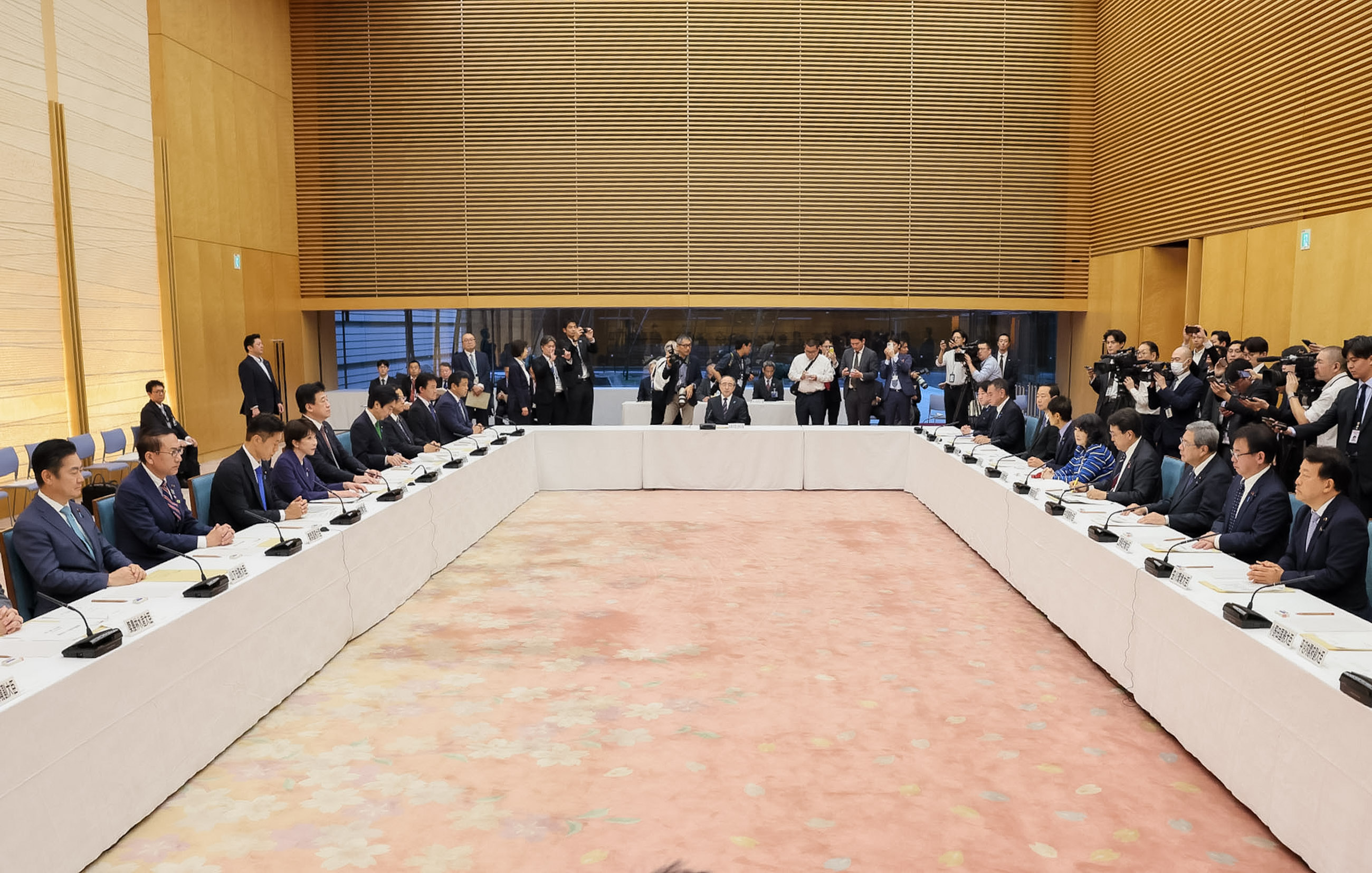 会議のまとめを行う高市総理２
