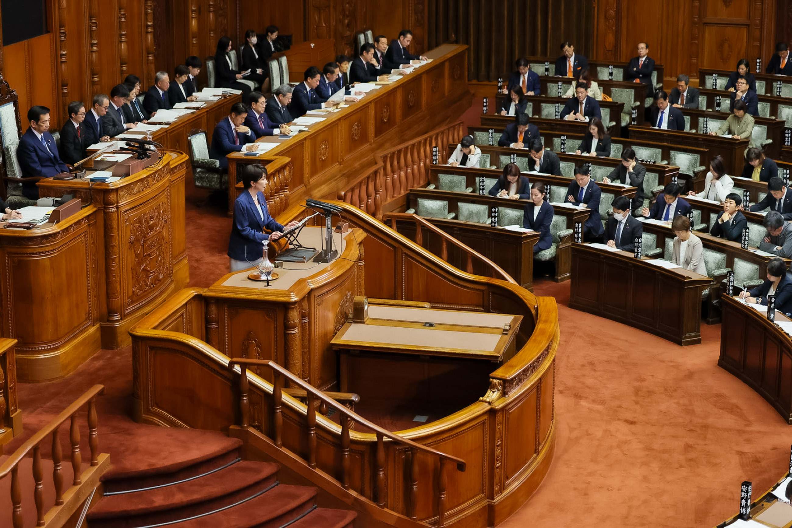 参議院本会議で所信表明演説を行う高市総理５