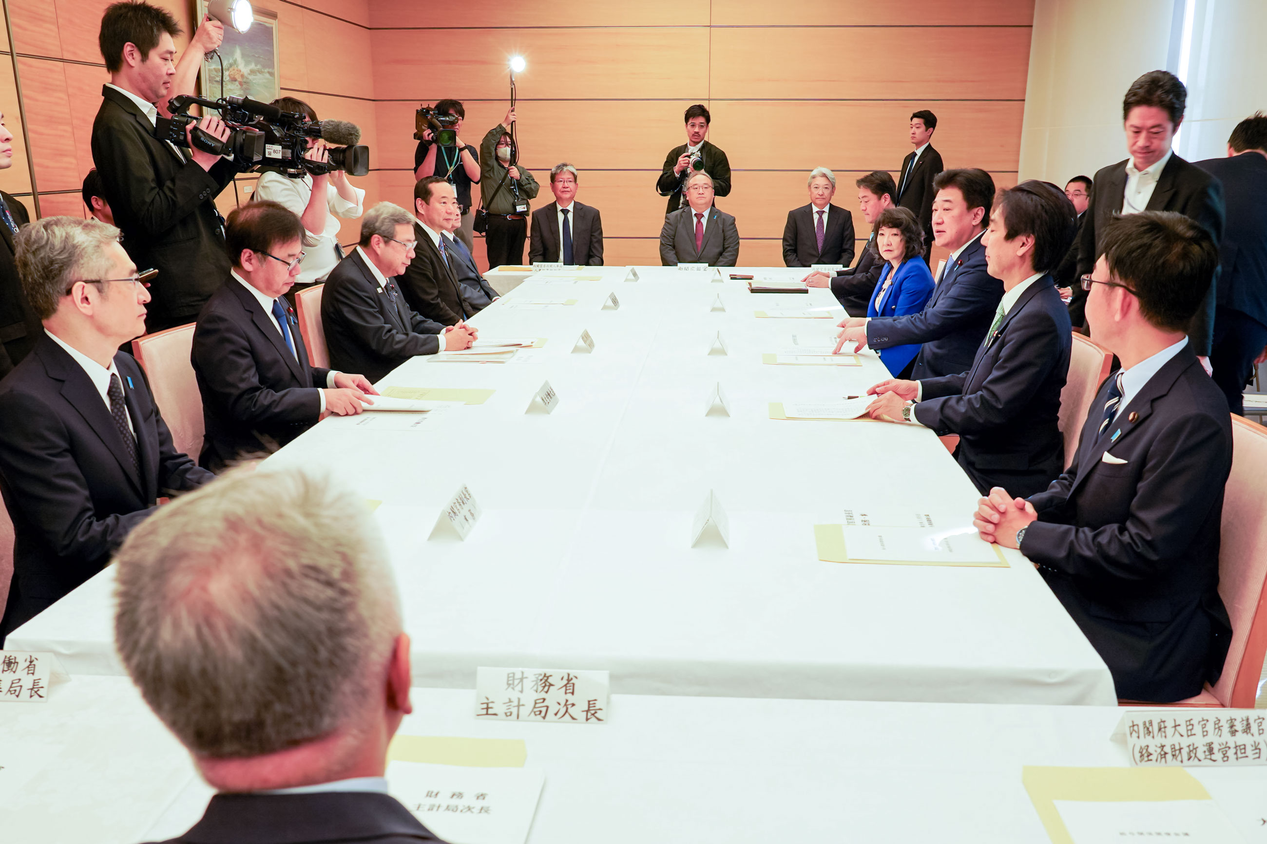 会議に臨む木原官房長官２