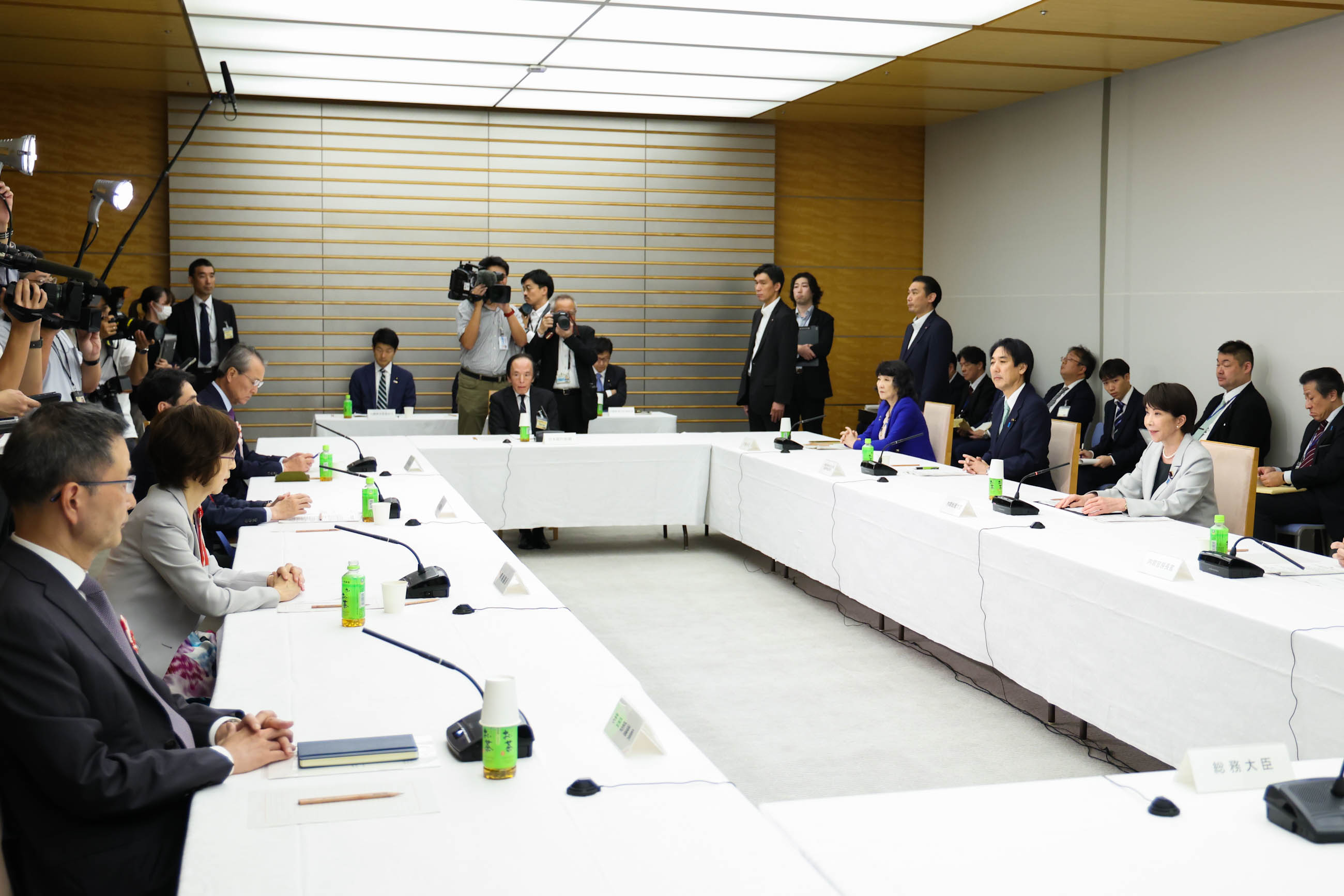 会議のまとめを行う高市総理３