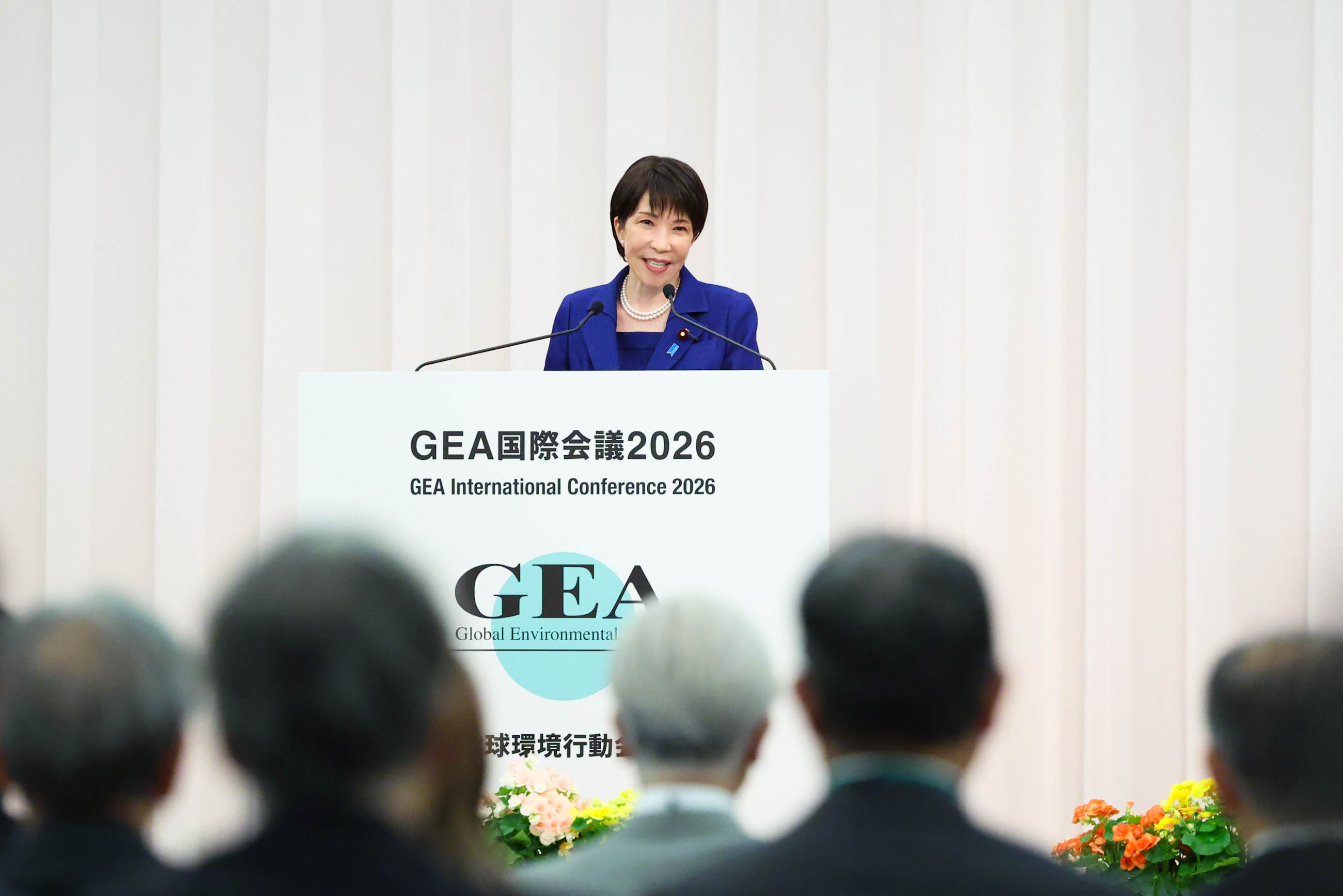 挨拶する高市総理３