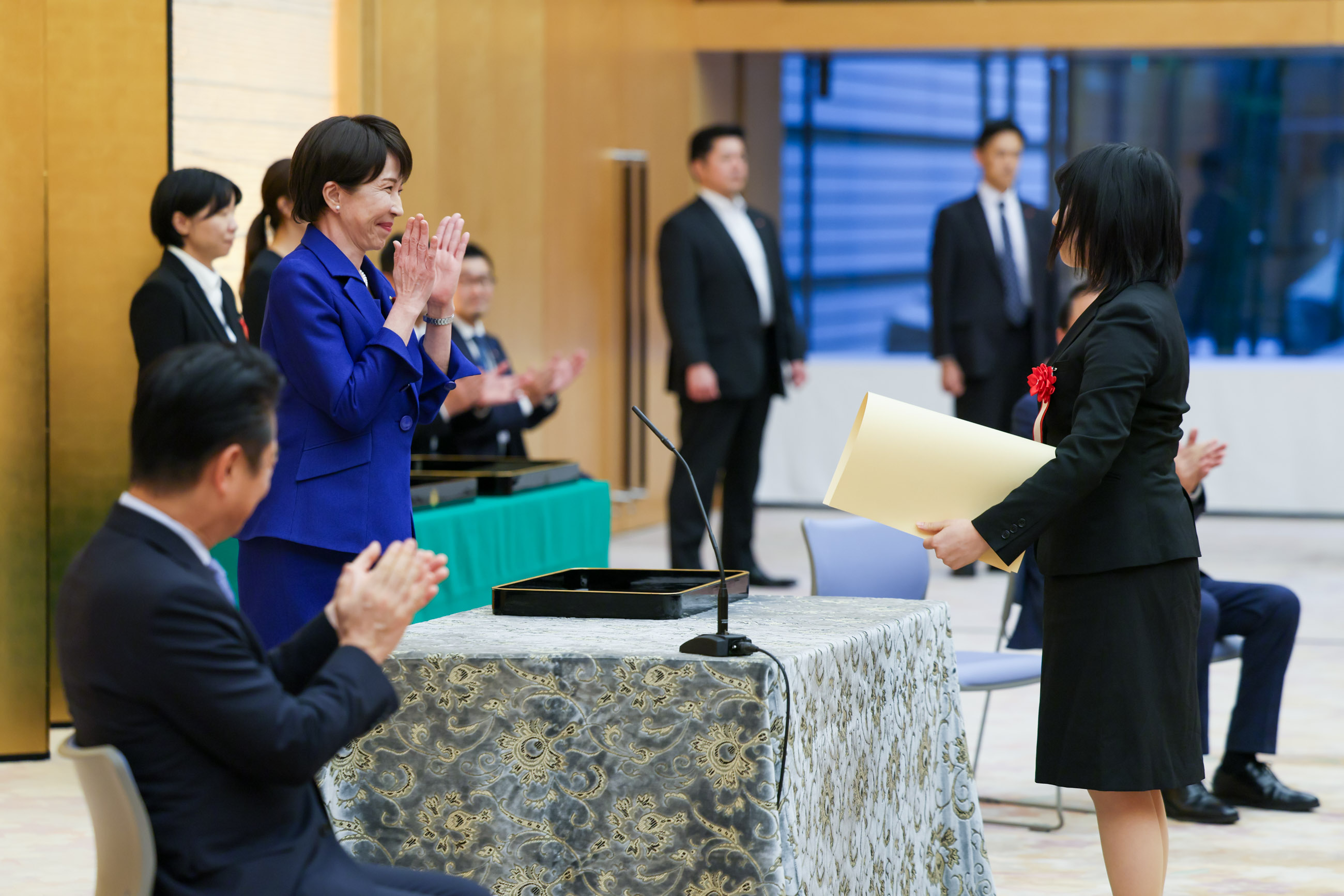 表彰状を授与する高市総理３