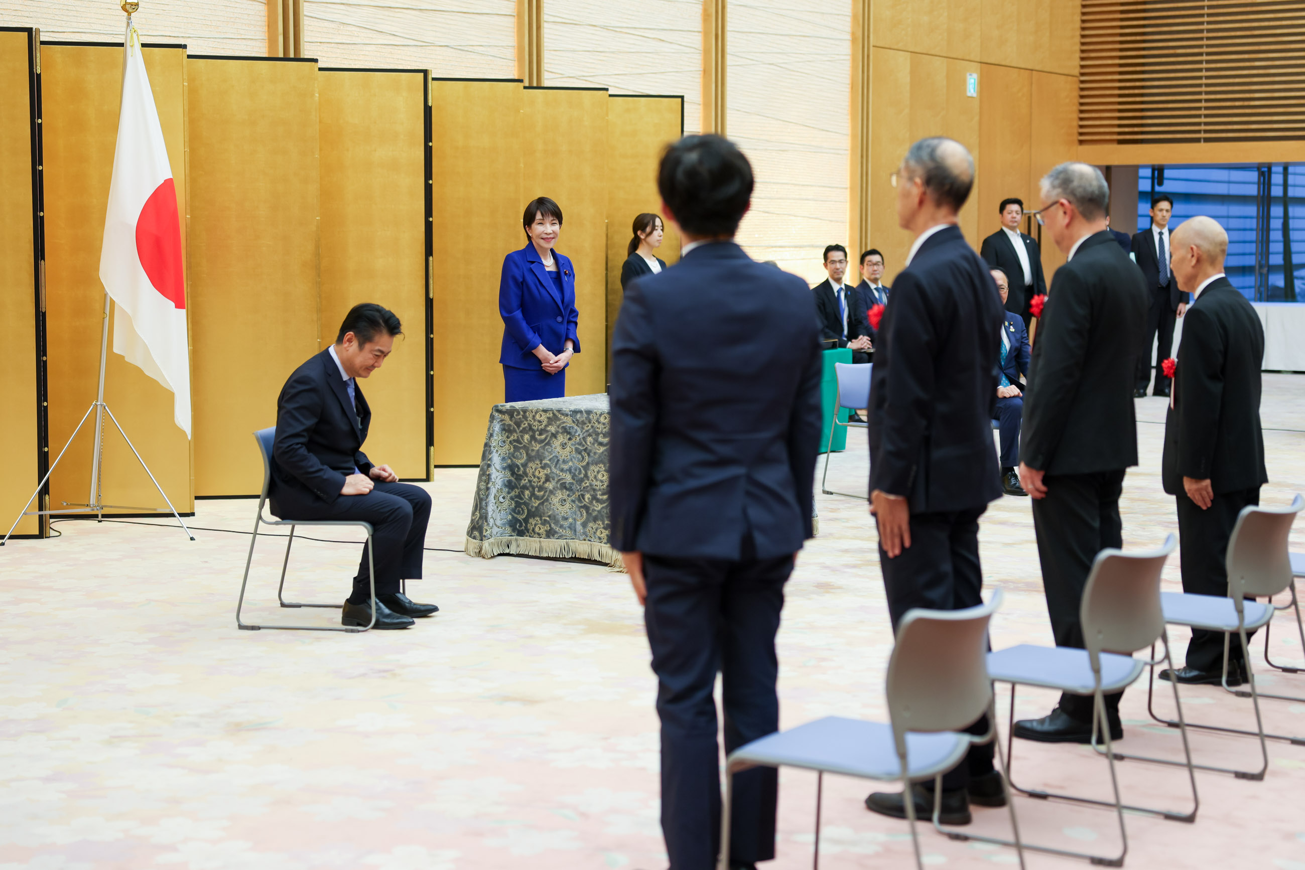 表彰状を授与する高市総理４