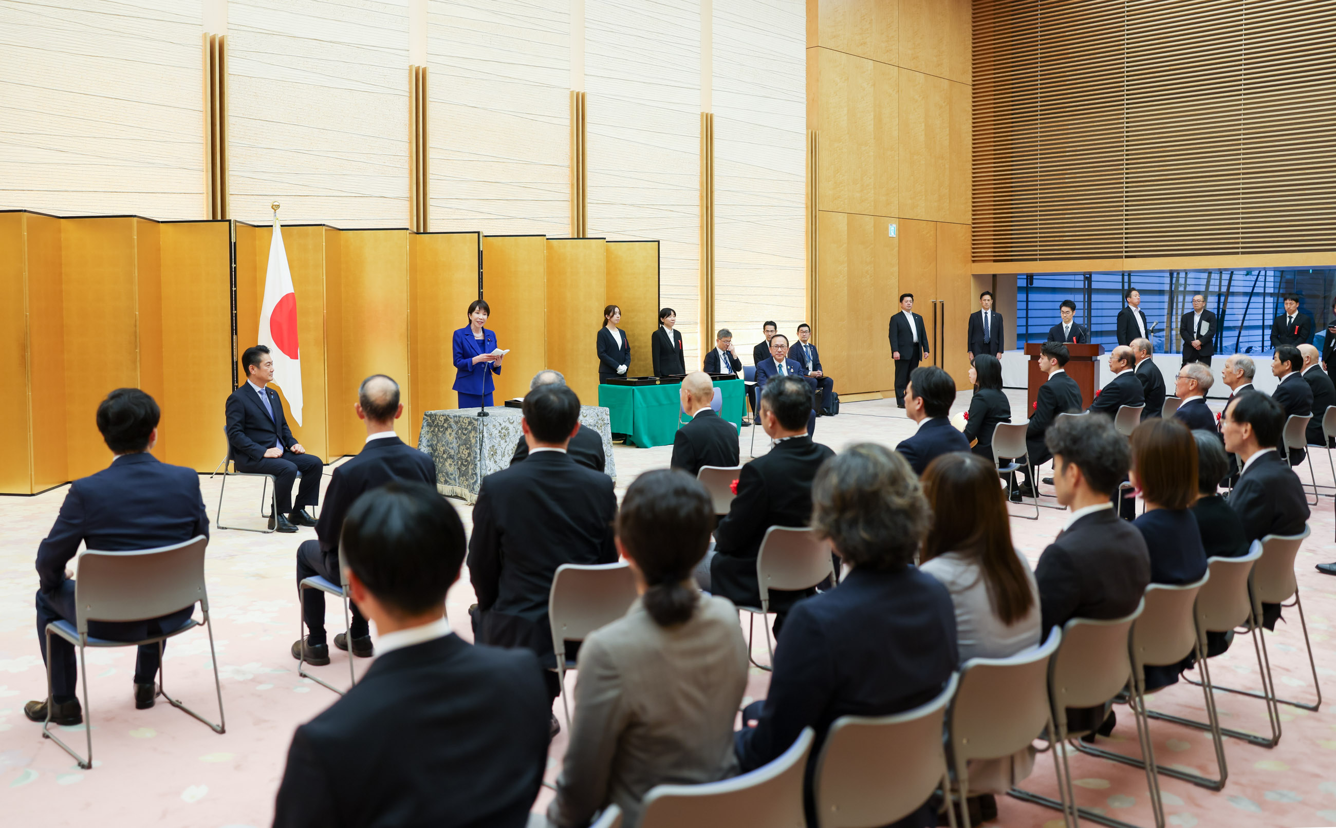挨拶する高市総理２