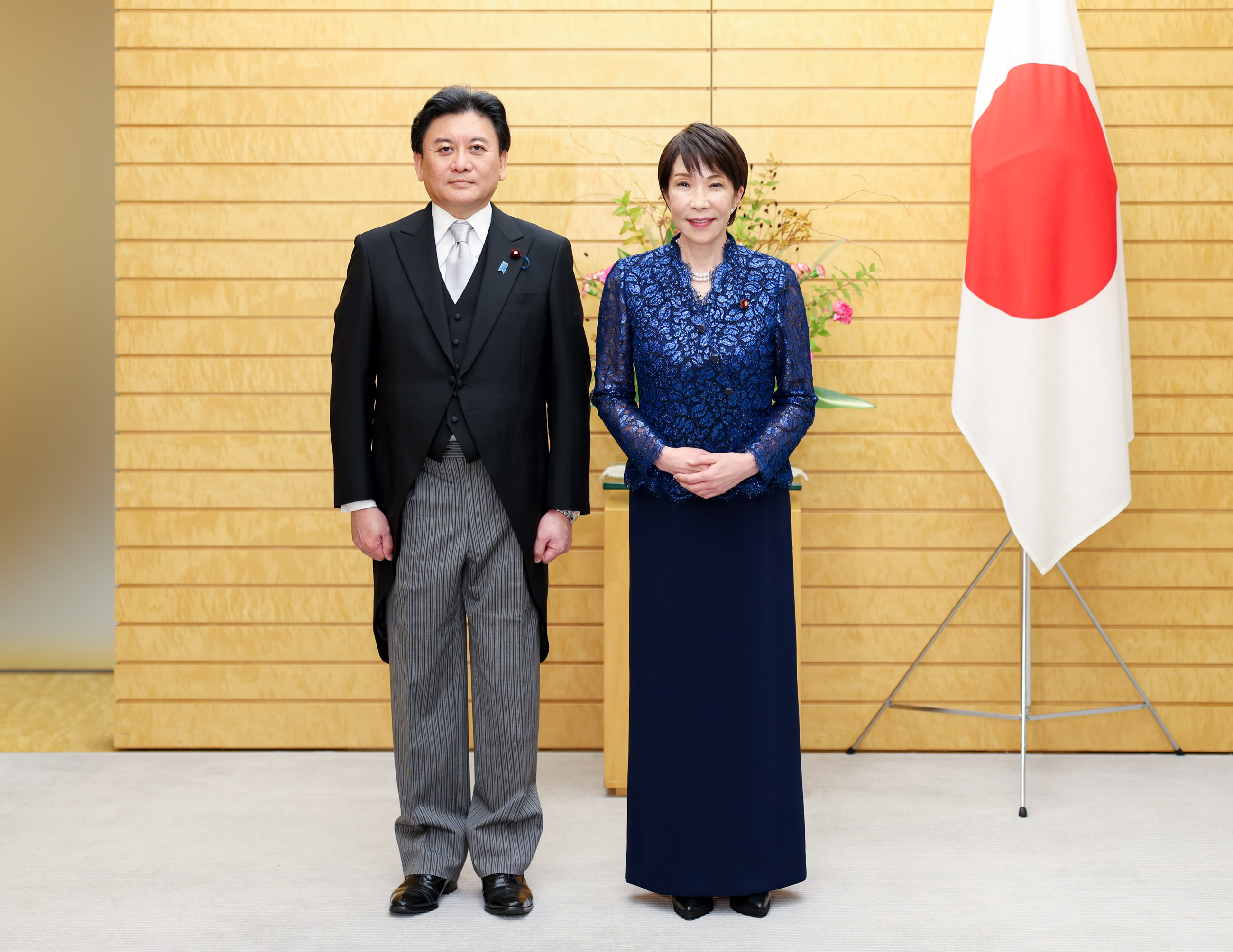 武部大臣との写真撮影に臨む高市総理１