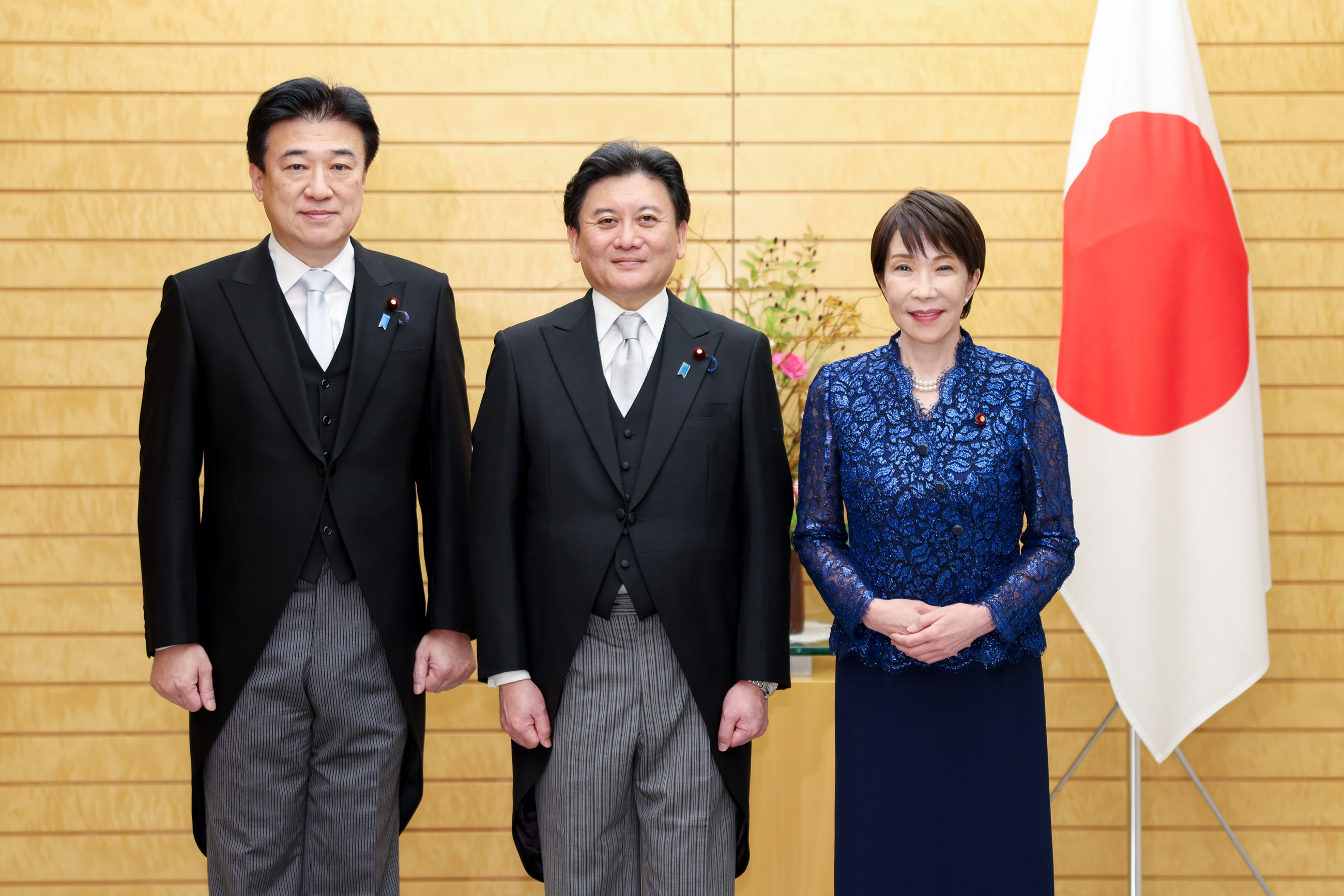 武部大臣との写真撮影に臨む高市総理２