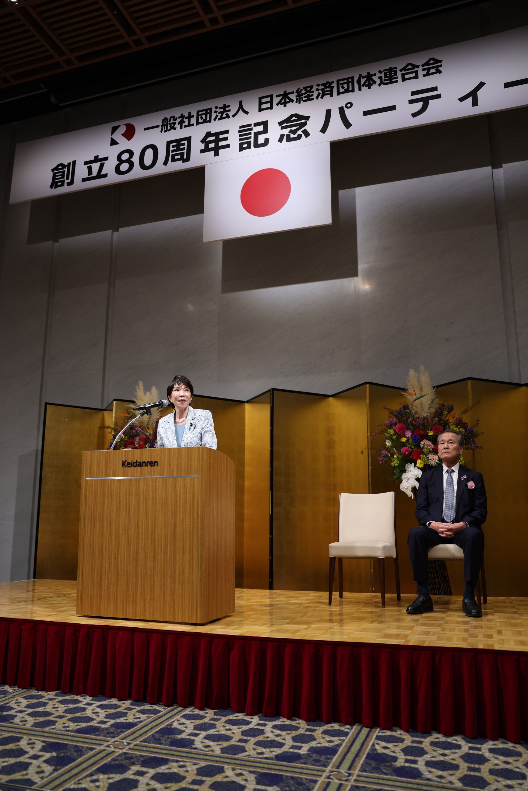挨拶する高市総理３