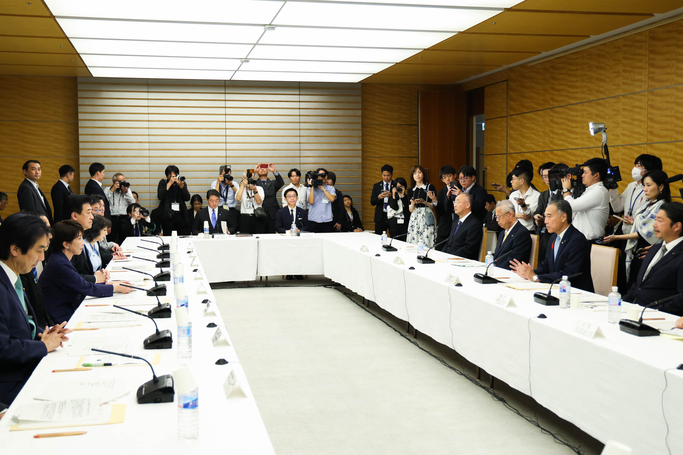会議に臨む高市総理１