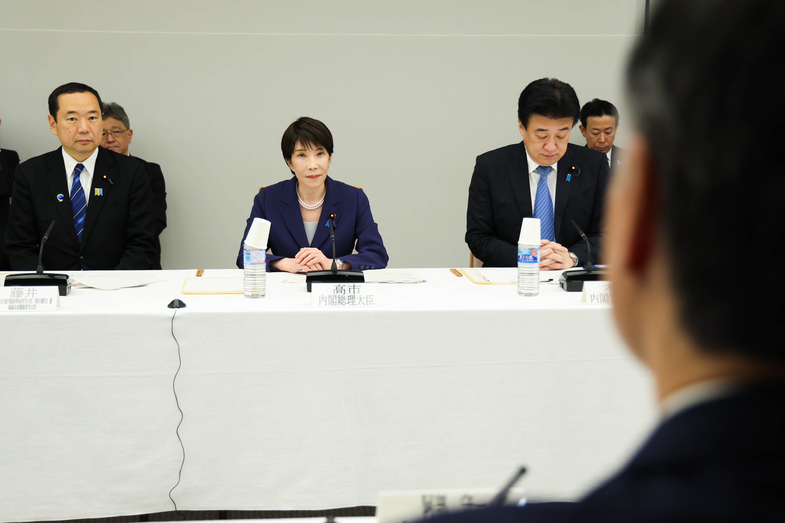 会議に臨む高市総理２