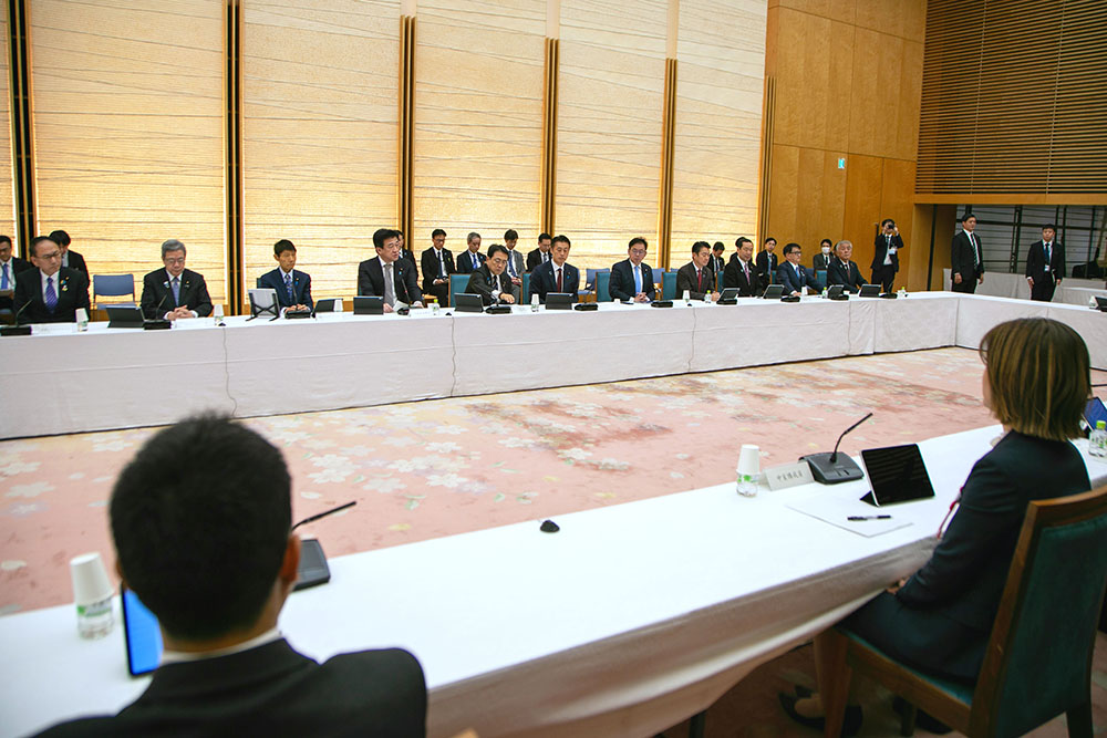 会議に臨む木原官房長官３