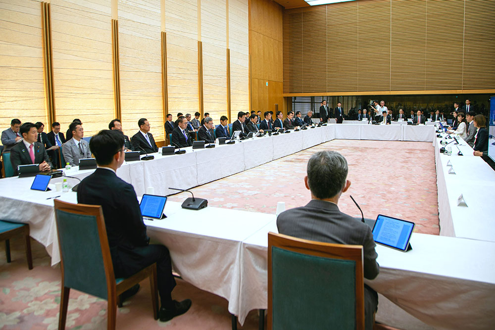 会議に臨む木原官房長官４