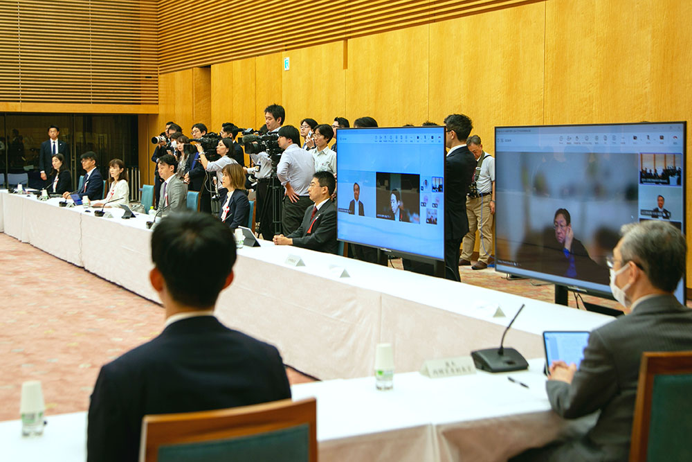 会議に臨む木原官房長官６