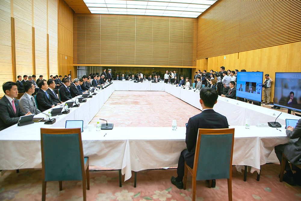 会議に臨む木原官房長官８