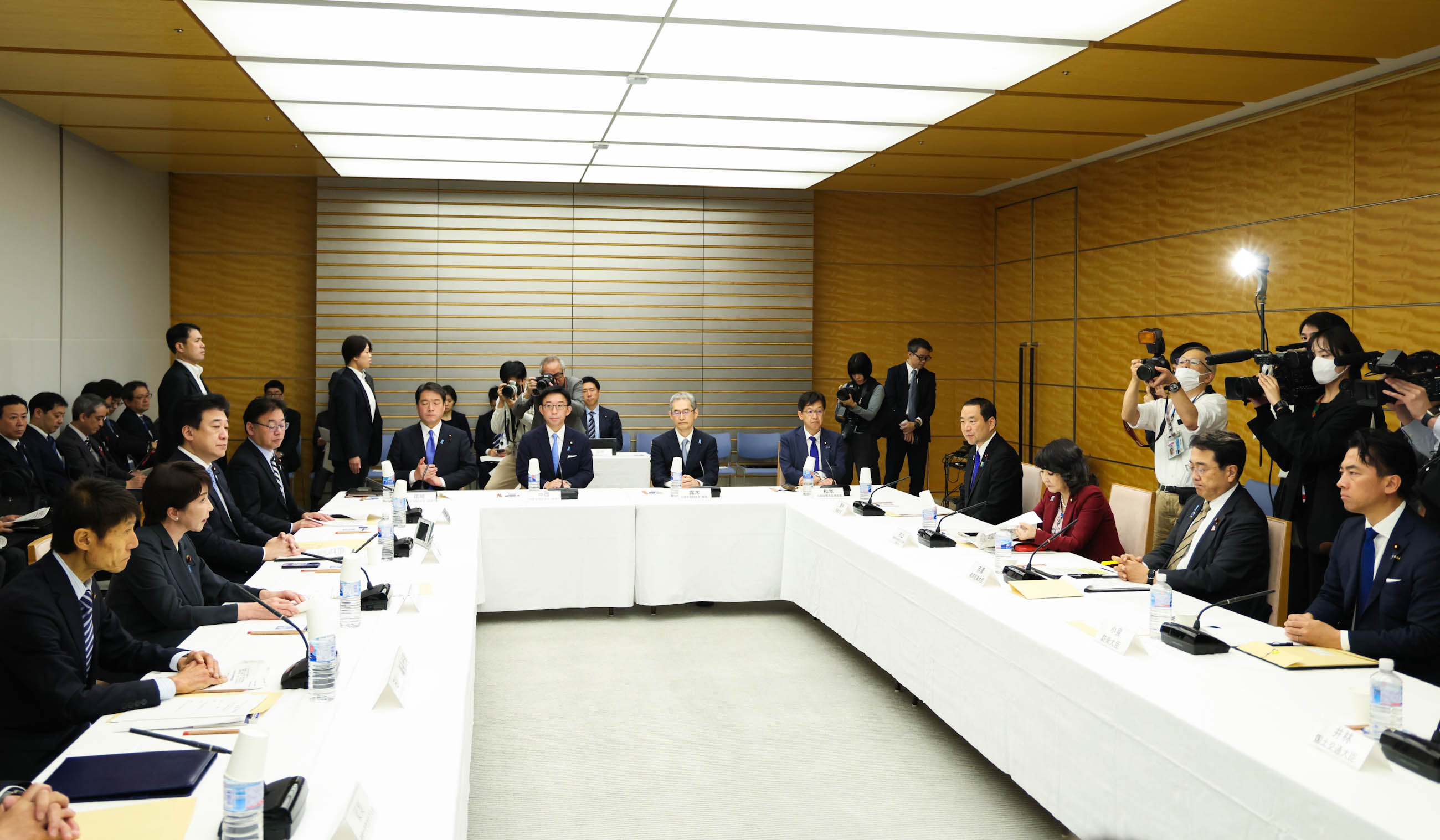 会議のまとめを行う高市総理４