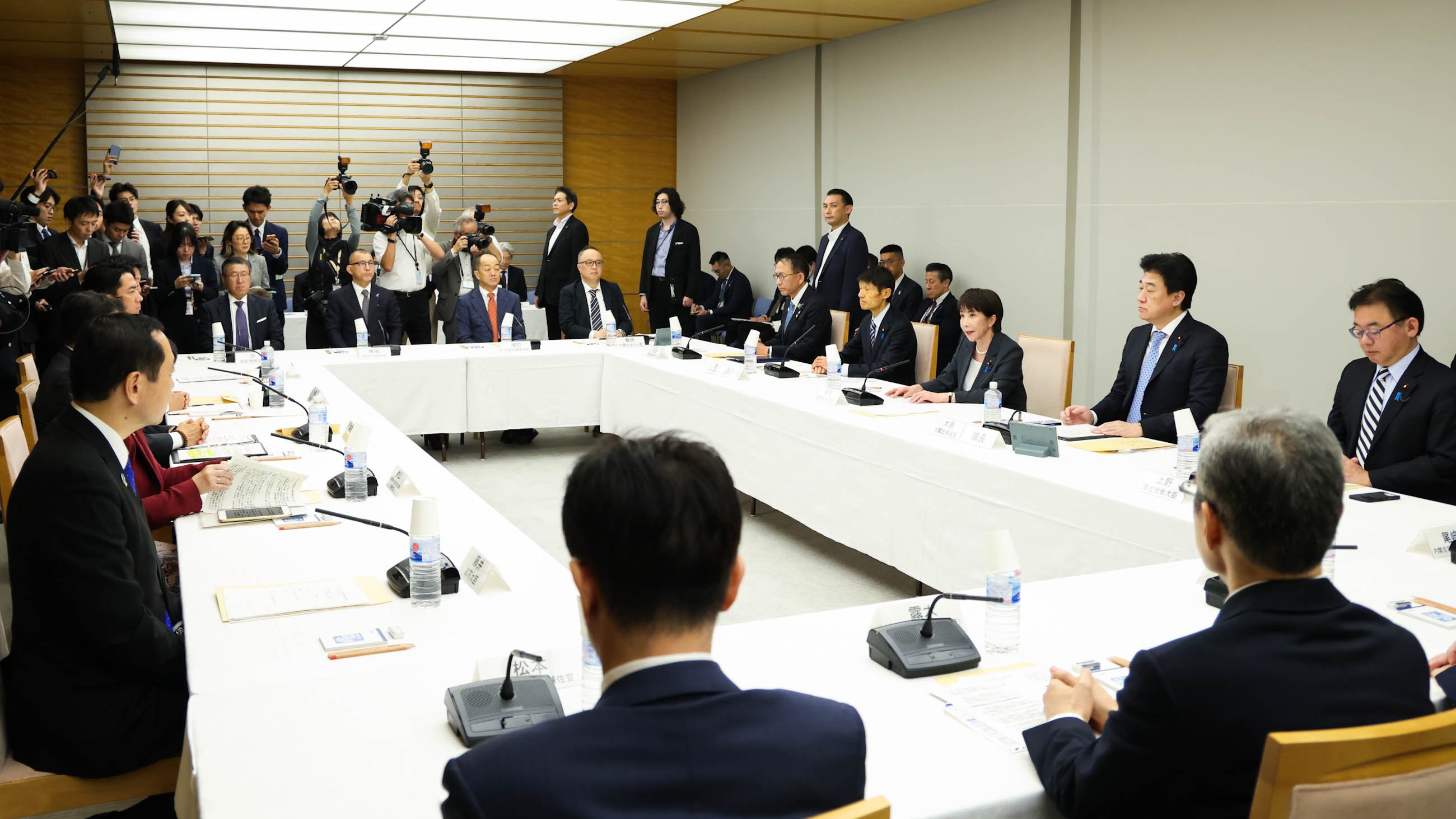 会議のまとめを行う高市総理５