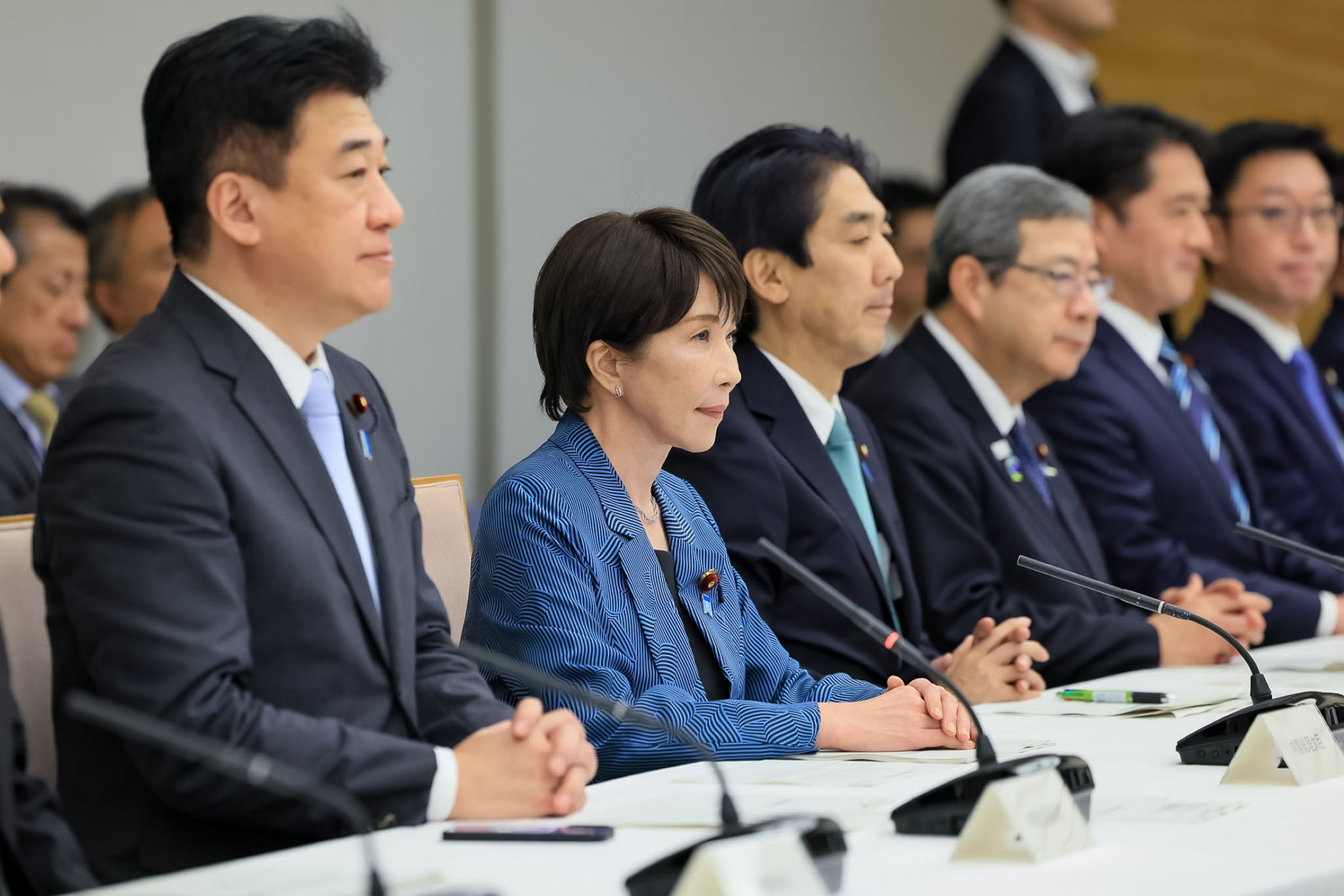 会議に臨む高市総理１