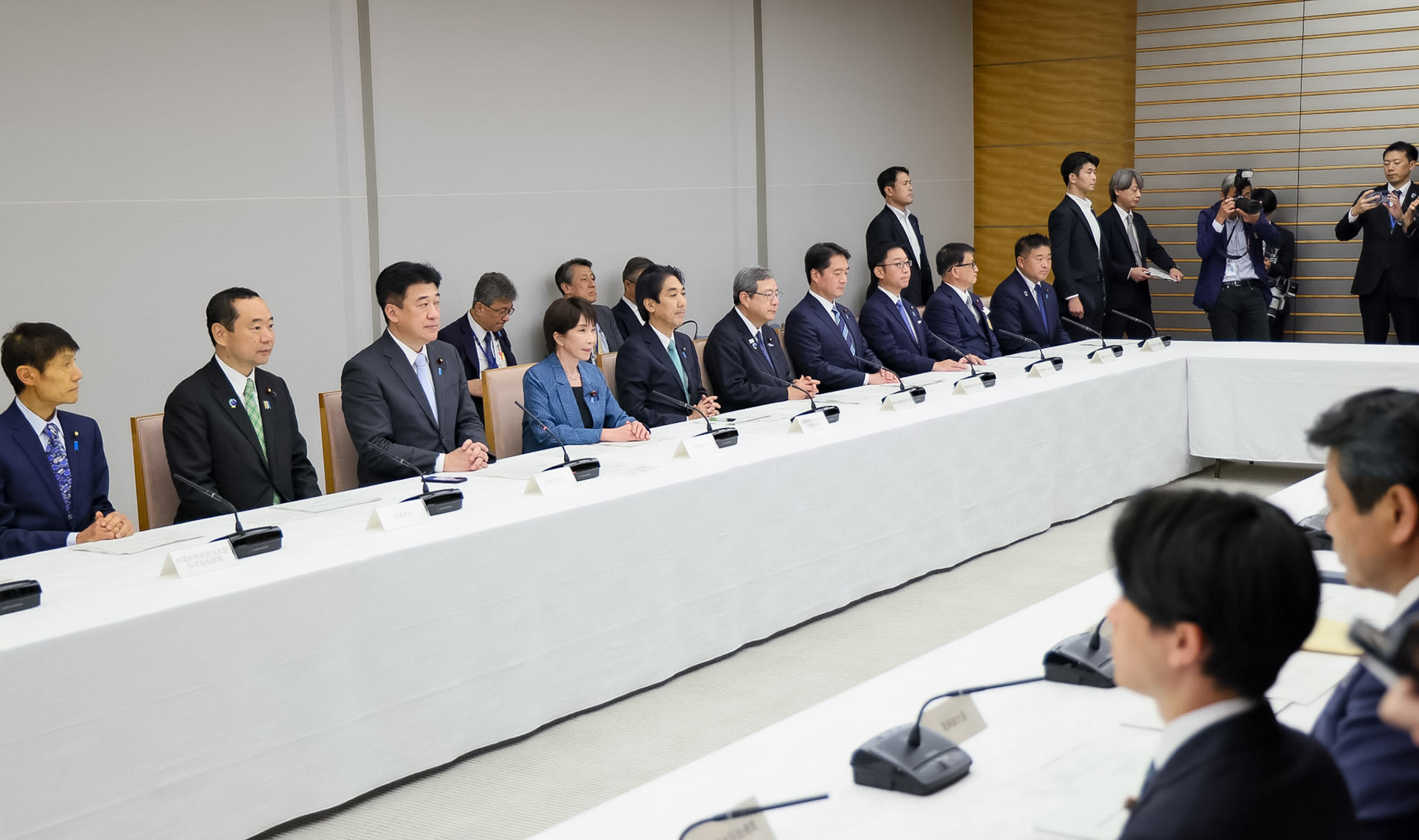 会議に臨む高市総理２