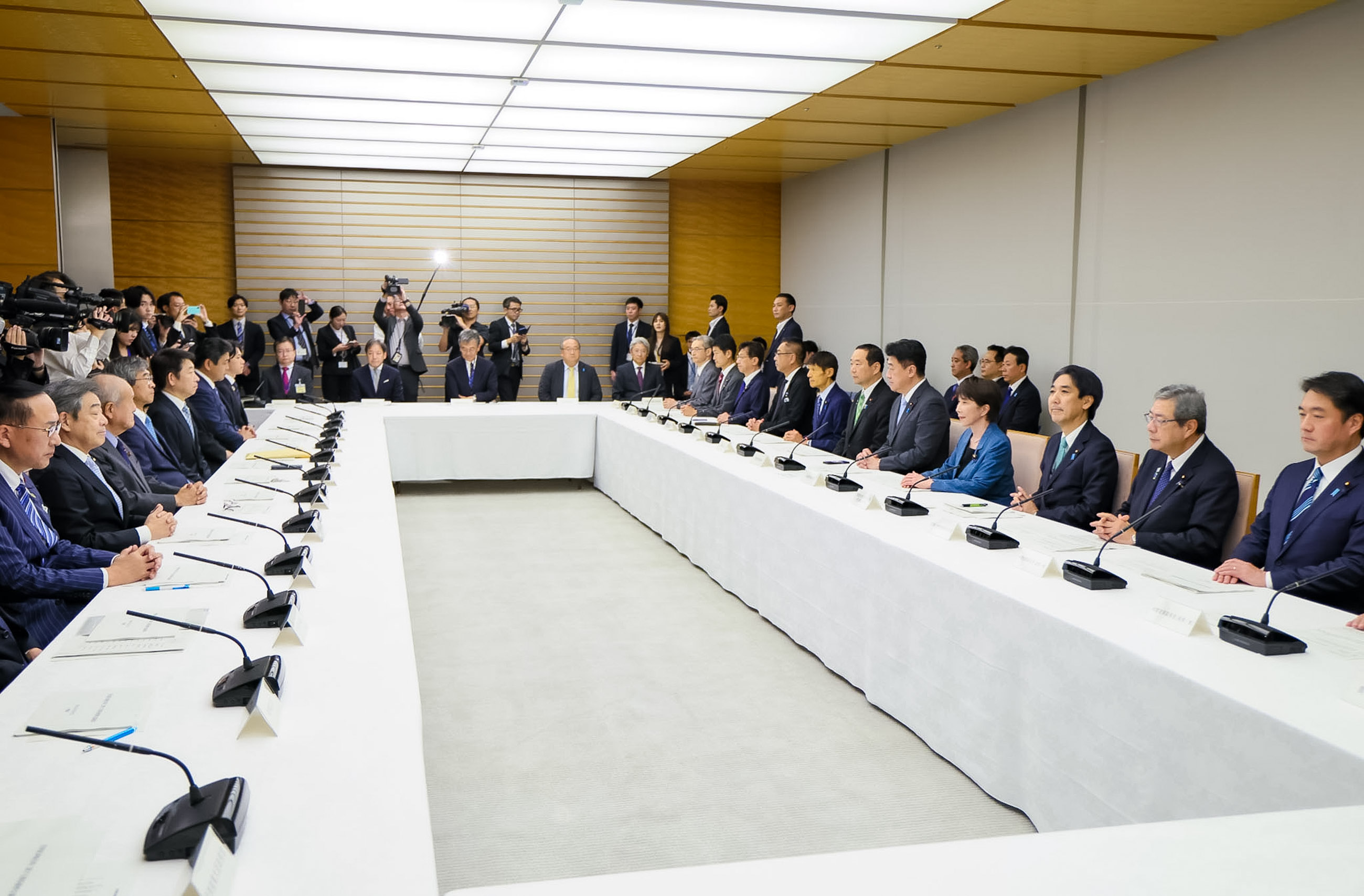 会議に臨む高市総理３