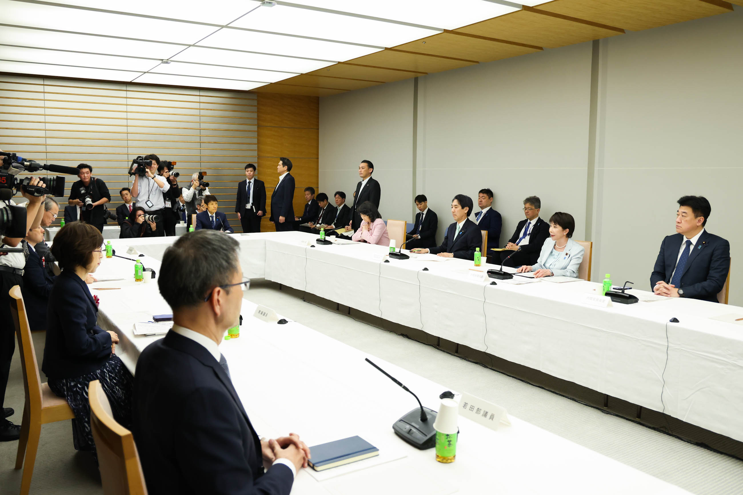 会議のまとめを行う高市総理４