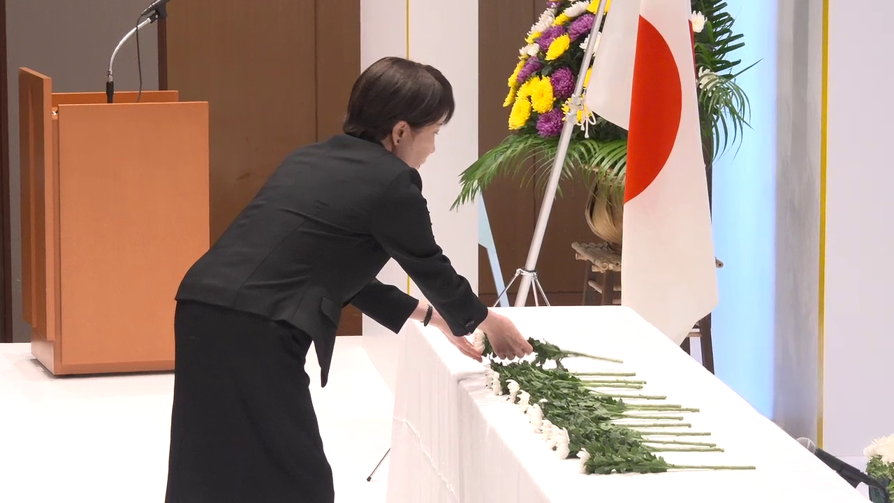 献花する高市総理