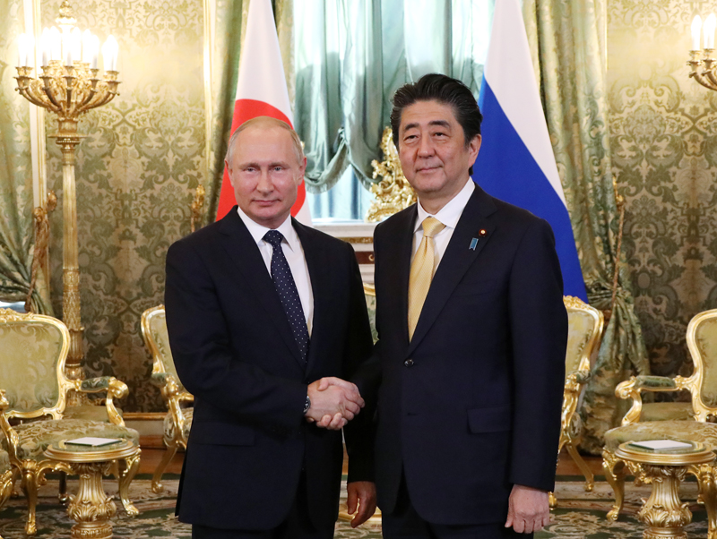 プーチン大統領と握手する安倍総理２