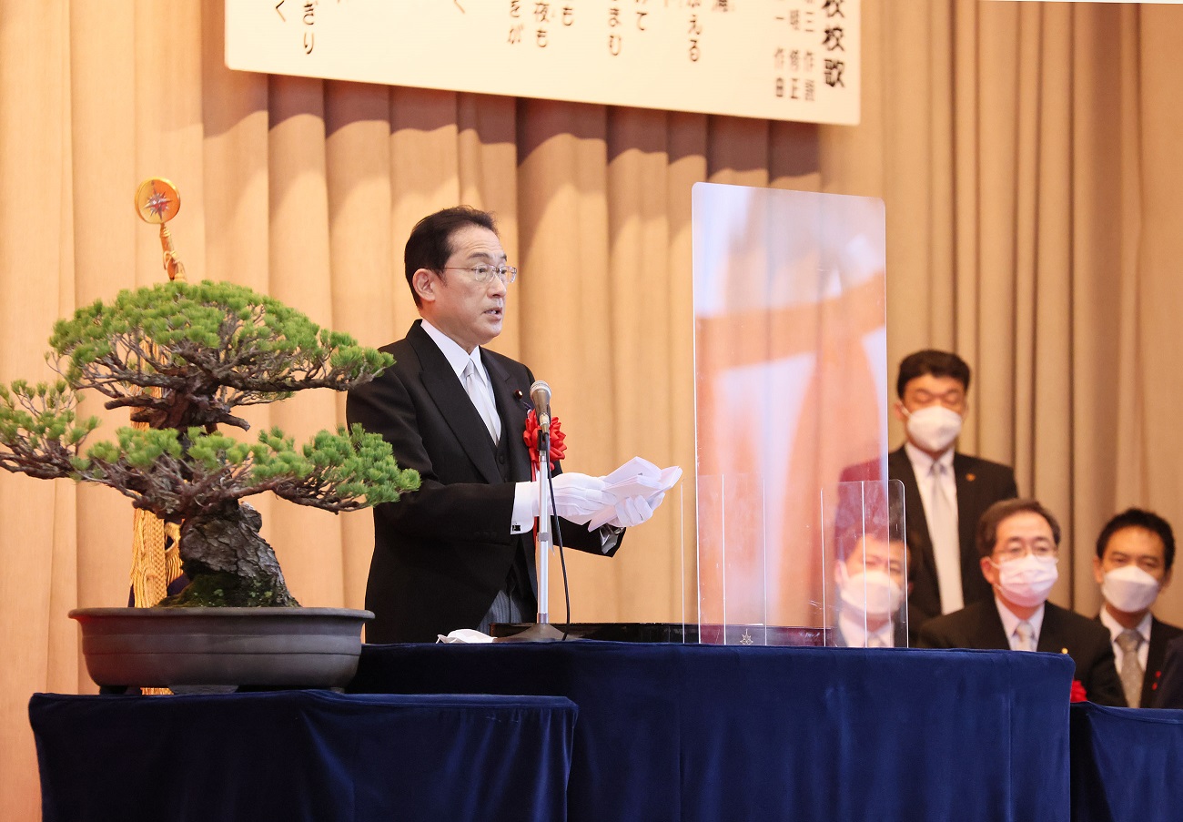 祝辞を述べる岸田総理１