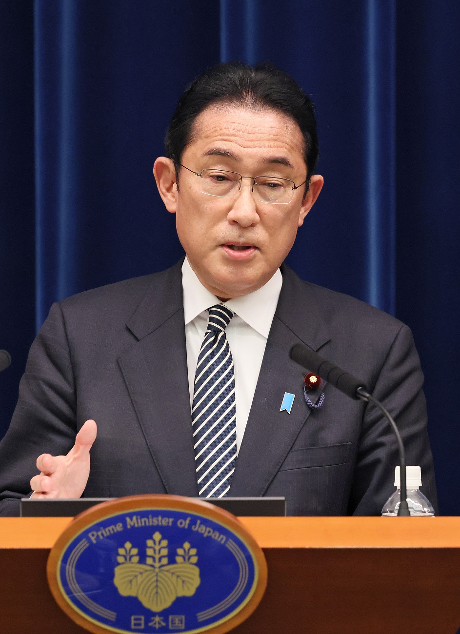 記者の質問に答える岸田総理２