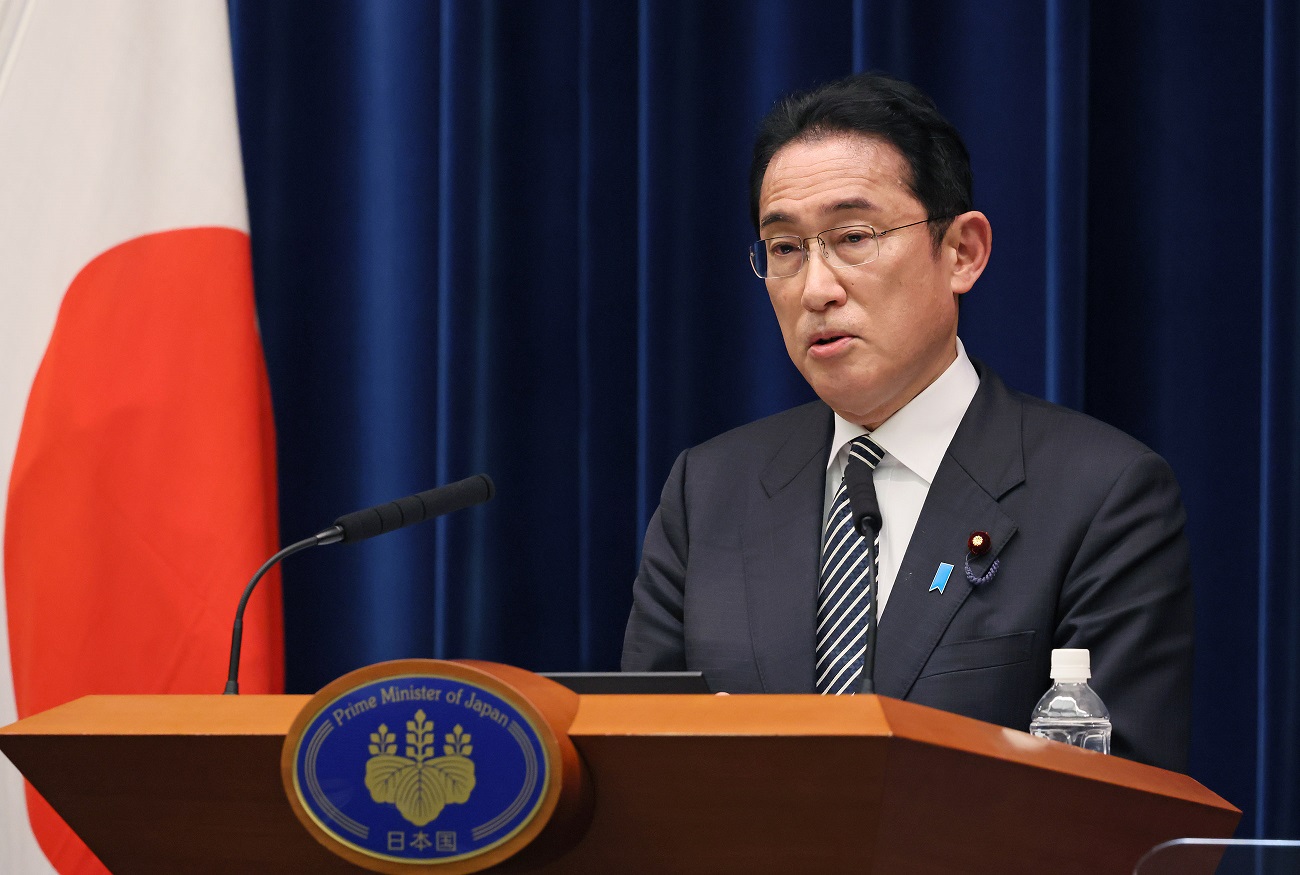 記者の質問に答える岸田総理３