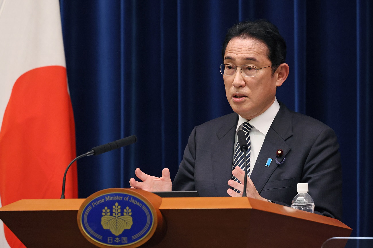 記者の質問に答える岸田総理４