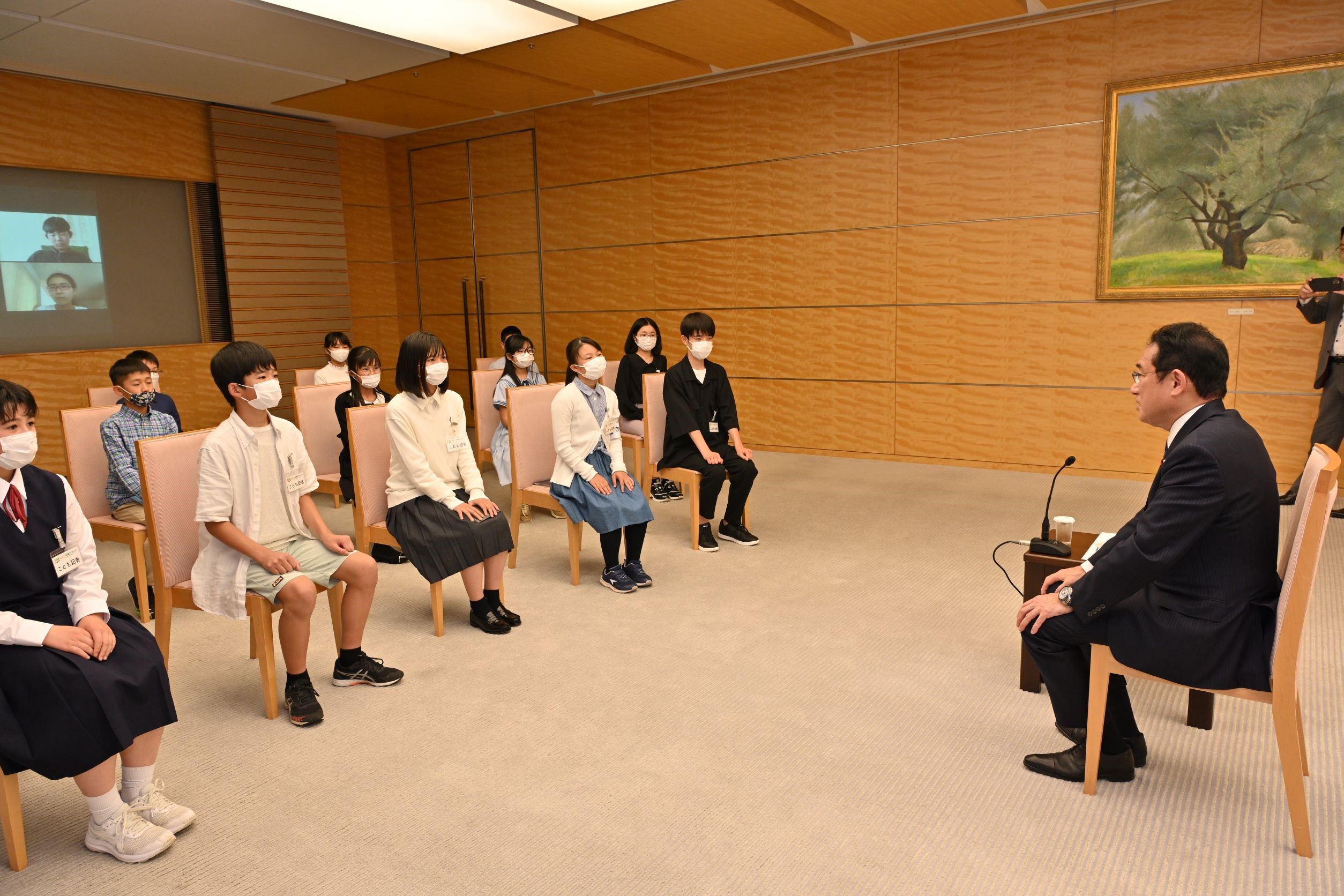 こども記者からインタビューを受ける岸田総理（こども新聞サミット提供）
