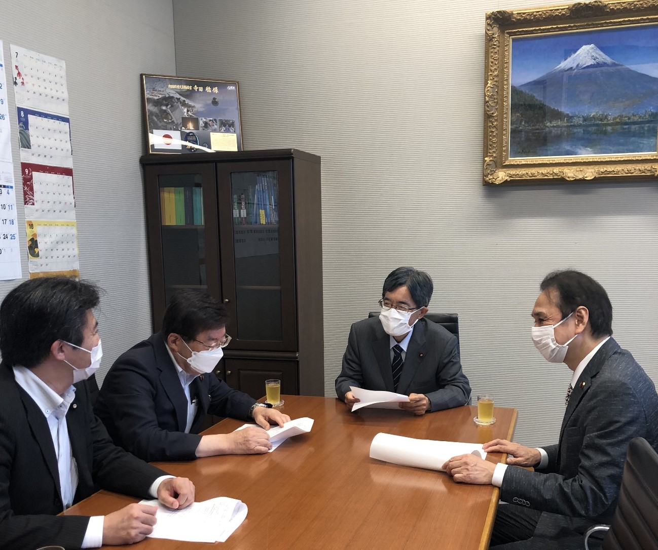 自由民主党原子爆弾被爆者救済並びに核兵器の廃絶と世界恒久平和の実現を推進する議員連盟の平口洋事務局長他による寺田補佐官への表敬02