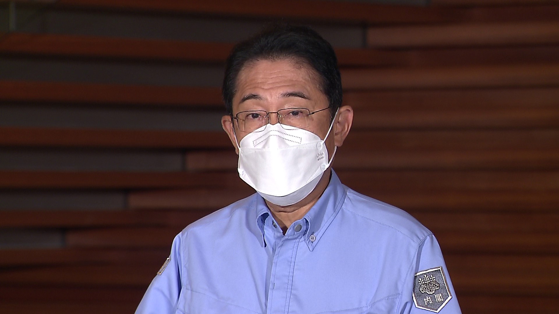 記者の質問に答える岸田総理