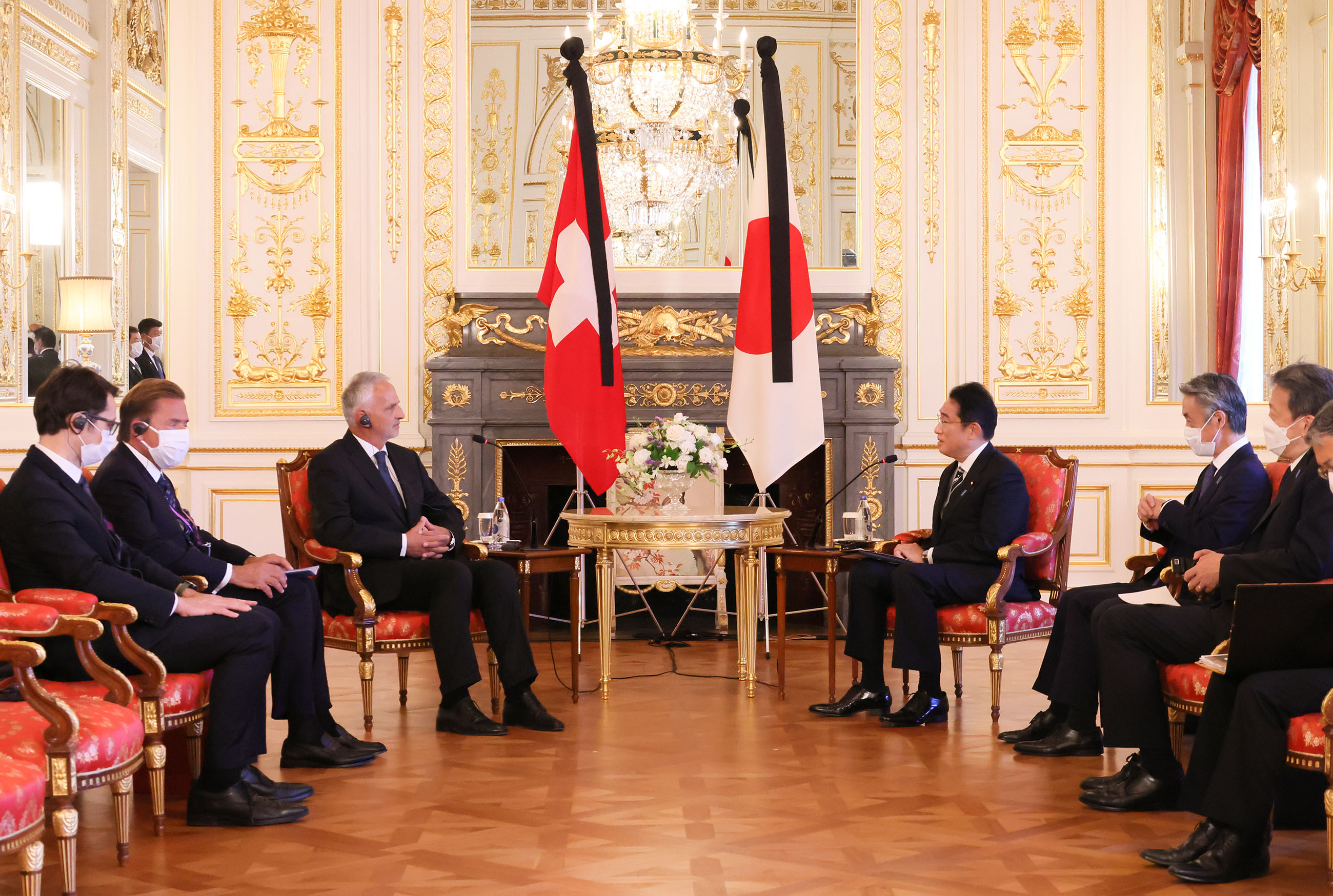 ブルカルテール元スイス連邦大統領と会談する岸田総理２