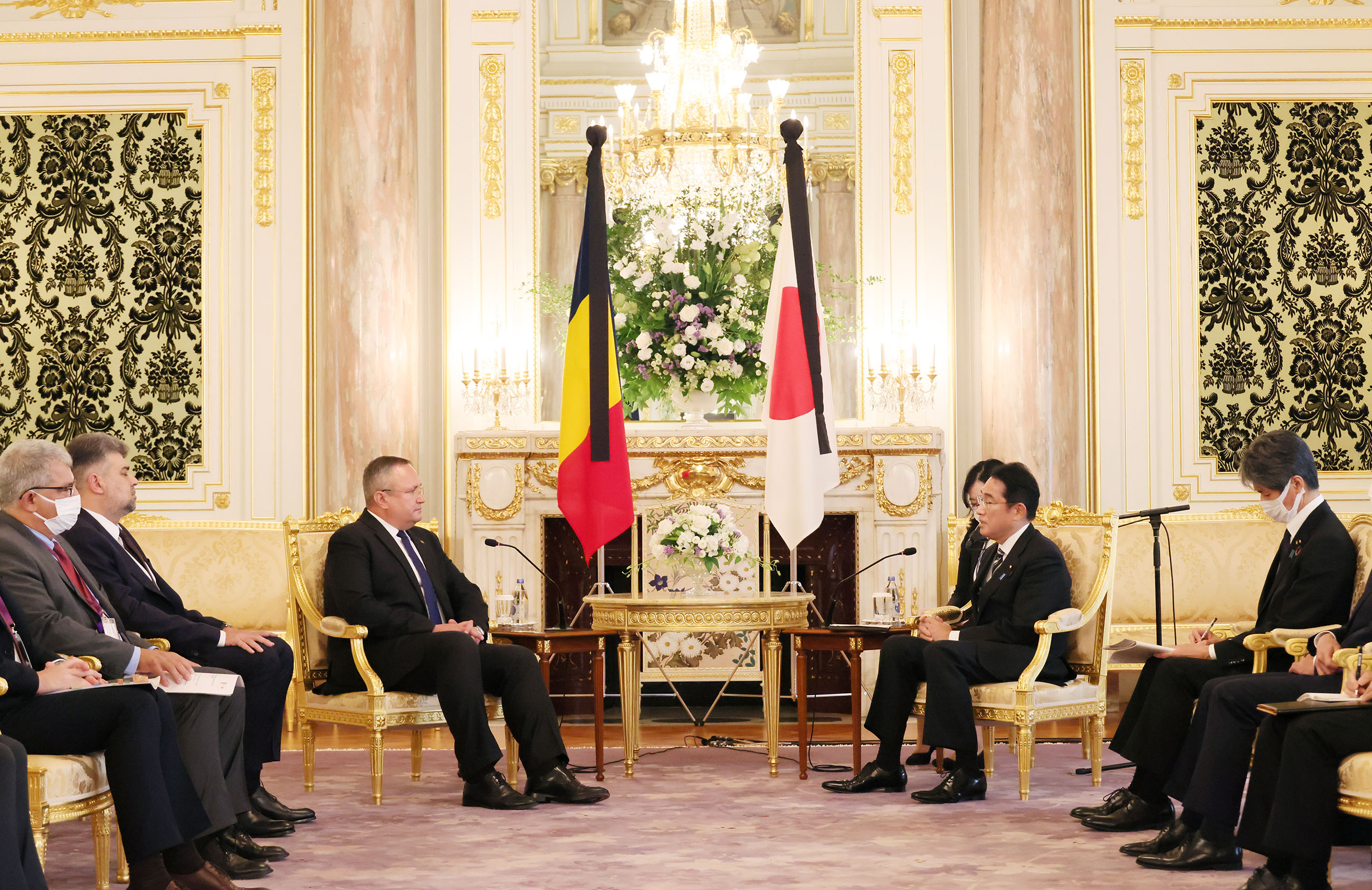 チウカ・ルーマニア首相と会談する岸田総理２